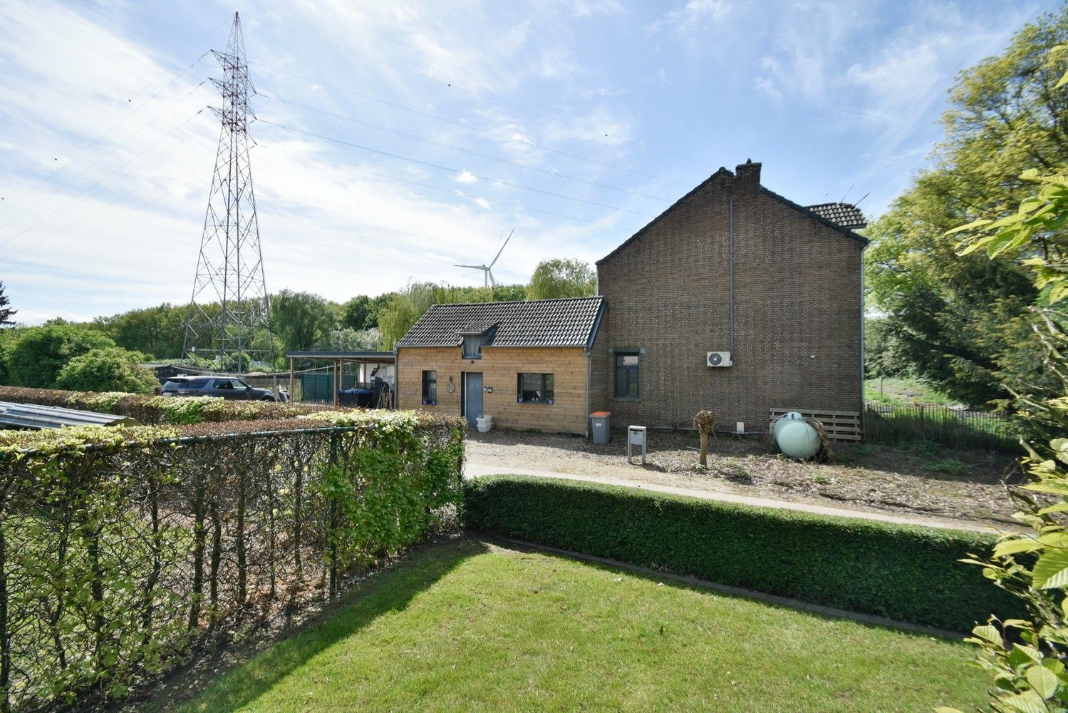 Grotendeels gemoderniseerde woning op een riant perceel gelegen aan de Zuid-Willemsvaart te Maasmechelen foto 5