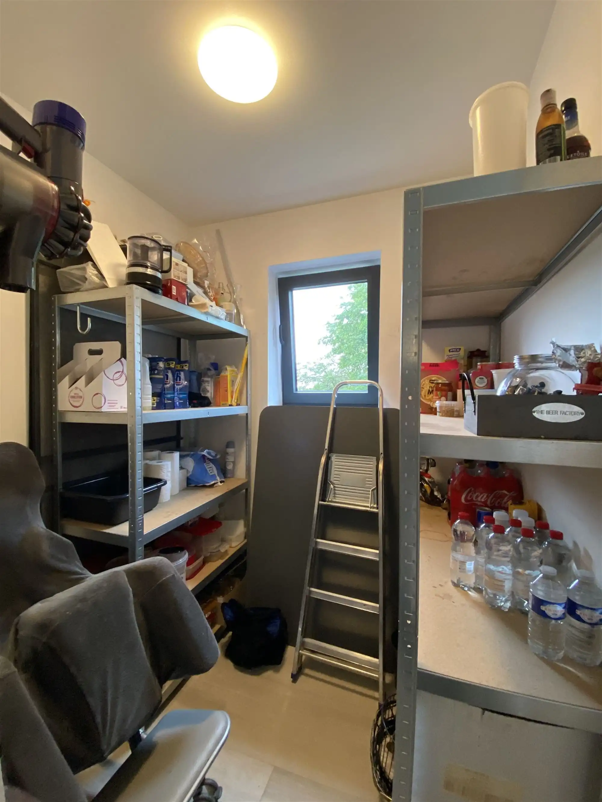 Knappe en ruime bel-etage met 3 slaapkamers, grote garage en tuin. foto 8