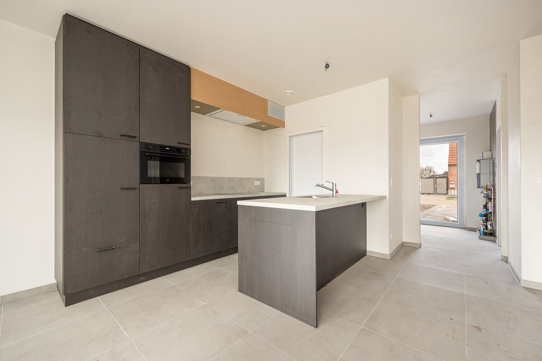 Woning met 3 slaapkamers en carport/fietsenberging op perceel van ca 366m² foto 6