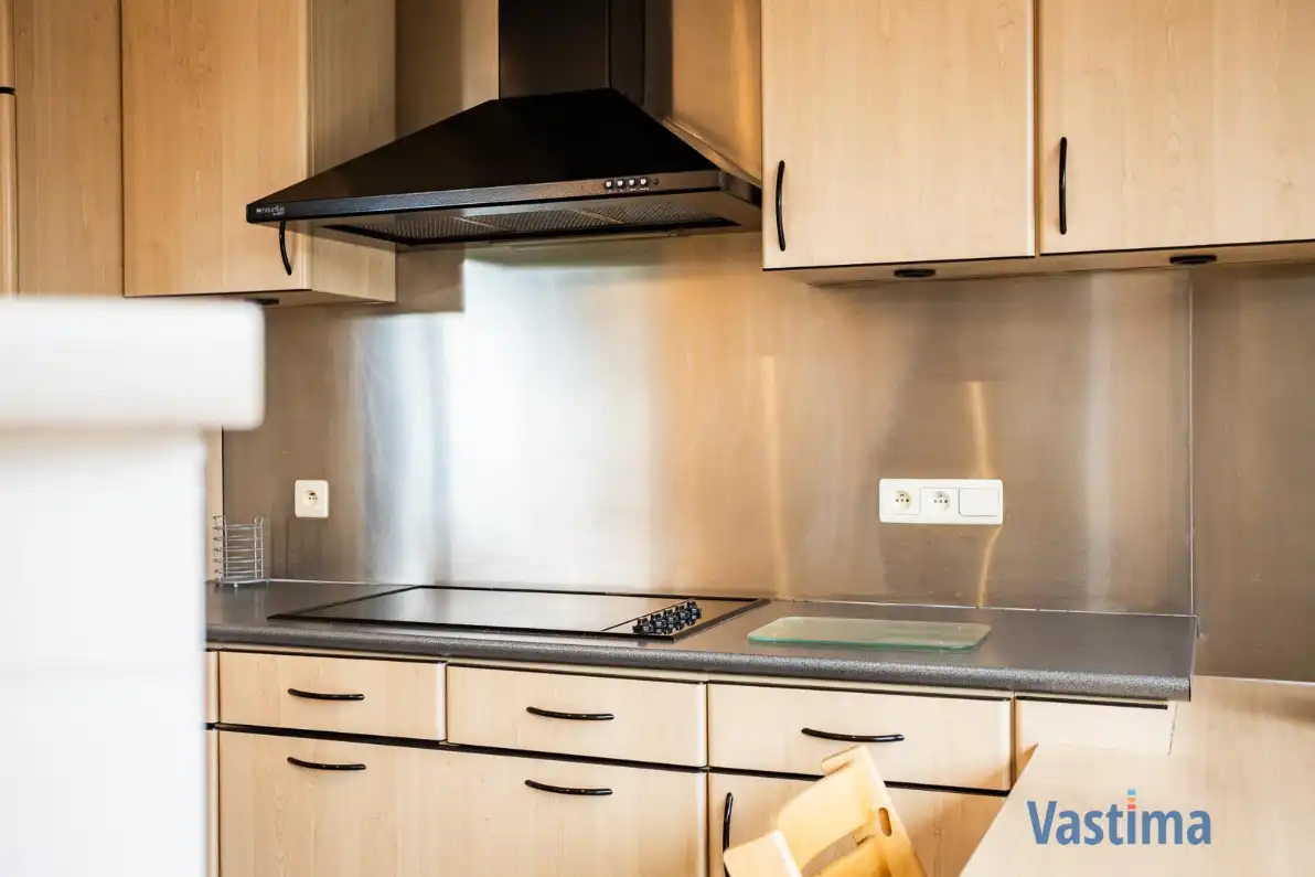 Ruime halfopen gezinswoning met praktijkruimte en tuin foto 8