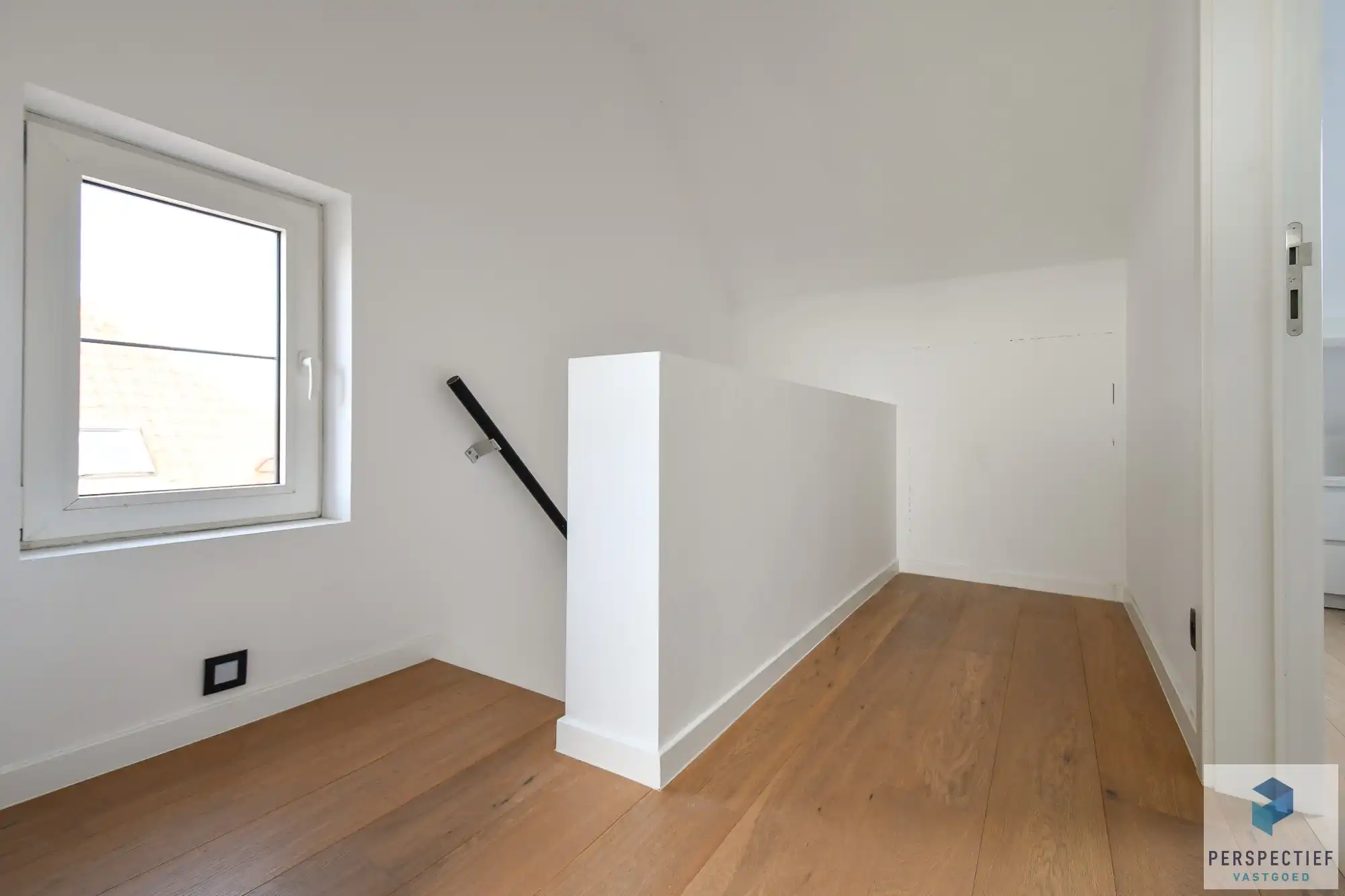 Ruime gerenoveerde woning met 4 slpk, grote tuin en garage foto 22