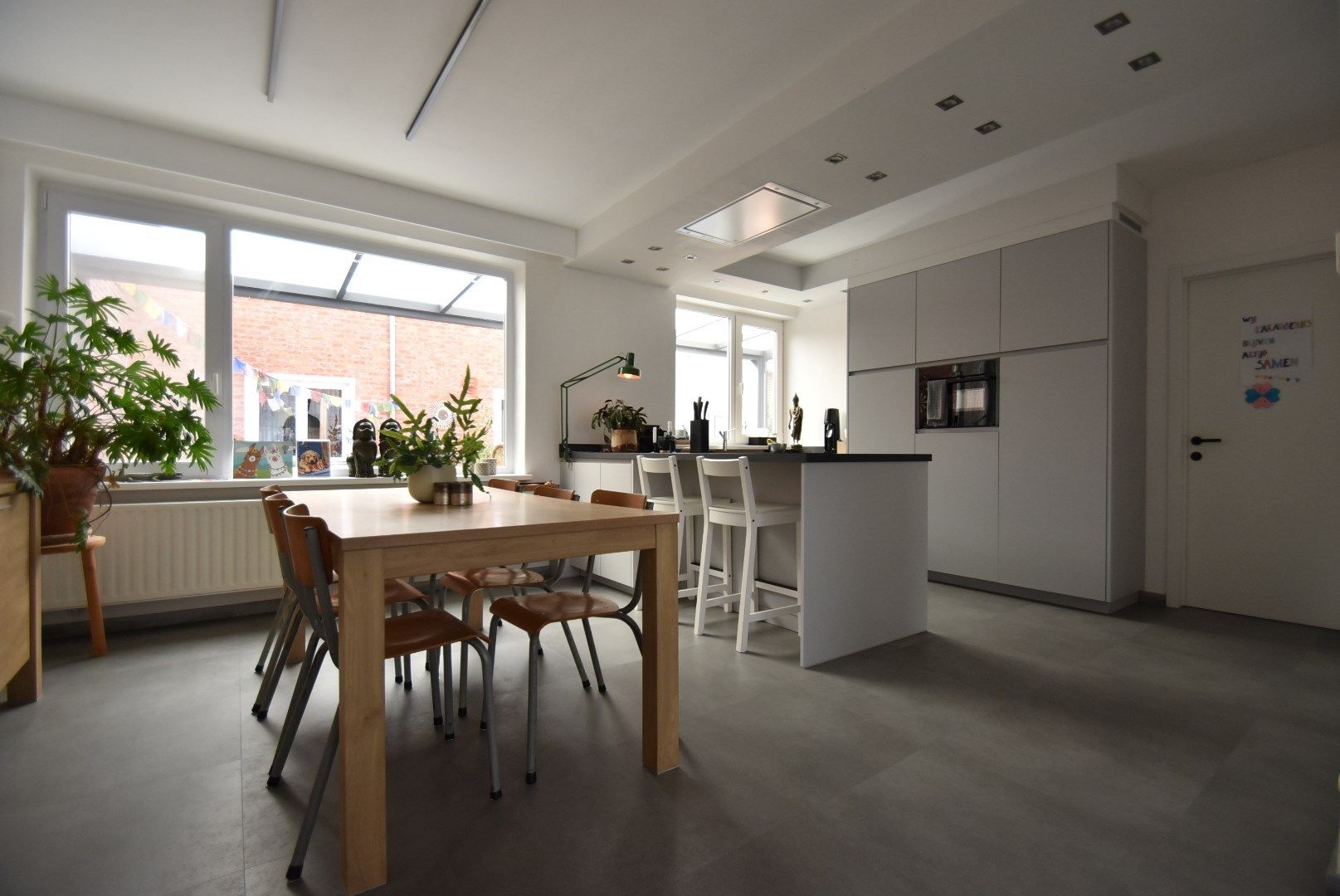 * * WACHTLIJST VOLZET * * Zeer grondig en geslaagd gerenoveerde woning met terras en dubbele autostandplaats foto 11