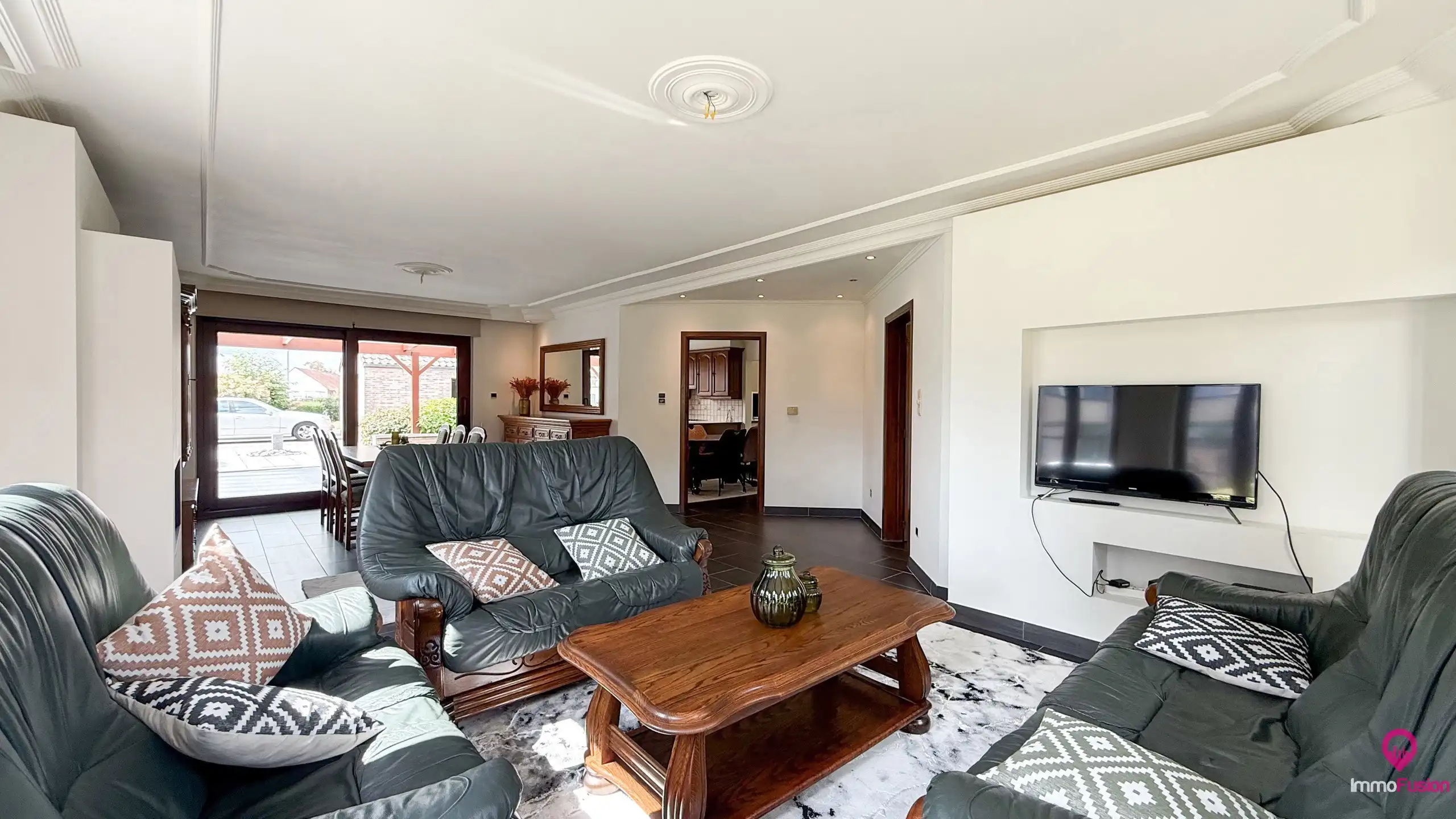 Ruime gezinswoning met 4 slpk, zonnepanelen en grote tuin! foto 7