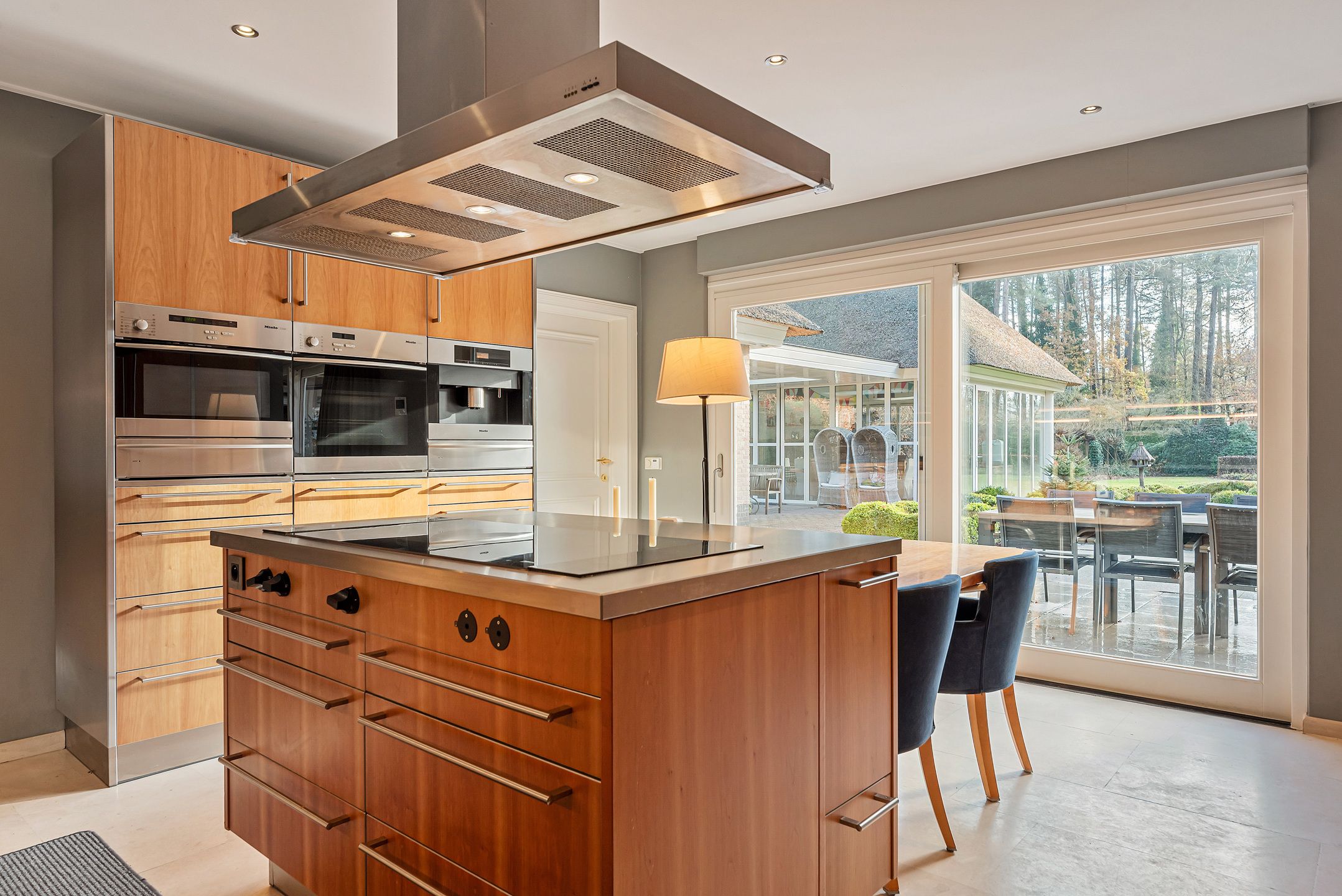 Rietgedekte villa met bijgebouw in Engelse stijl op 3.080m² foto 13
