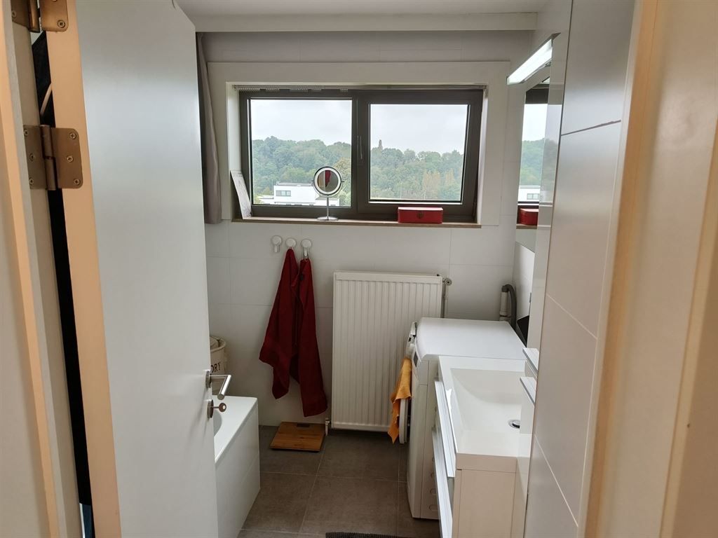 Goedgelegen en volledig vernieuwd appartement foto 17