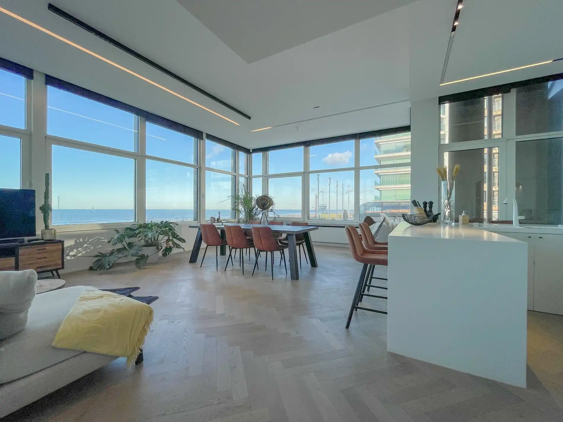 Uitzonderlijk, luxueus afgewerkt hoekappartement met frontaal zeezicht. foto 4