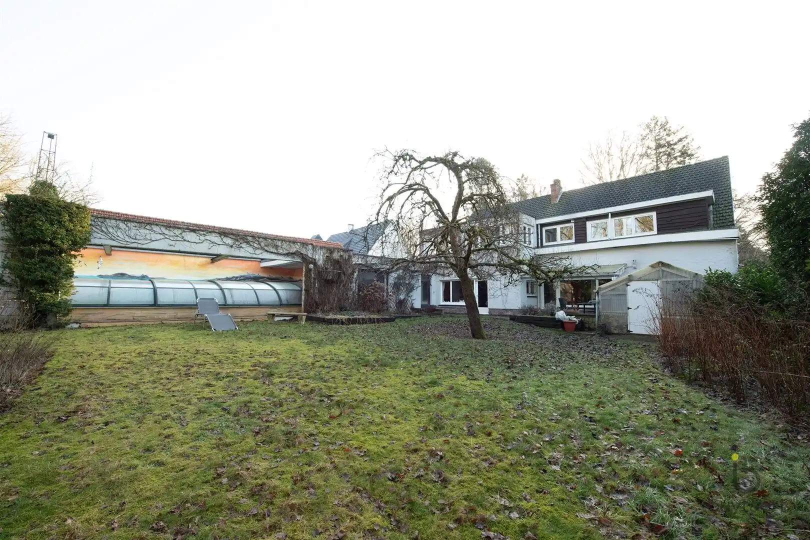 Veel renovatiepotentieel in ruime rustig gelegen familiewoning midden in het groen! foto 43