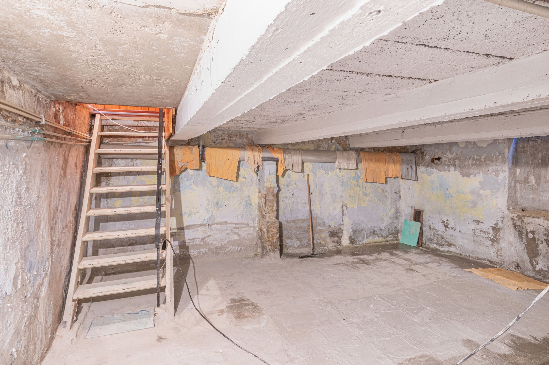 Op te frissen handelshuis met uitzonderlijk grote garage foto 18