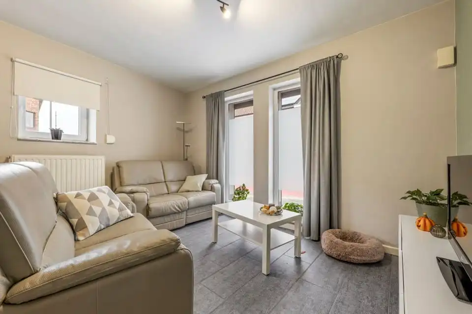 INSTAPKLARE HALFOPEN BEBOUWING MET ZONNEPANELEN EN TERRAS IN TONGEREN foto 4