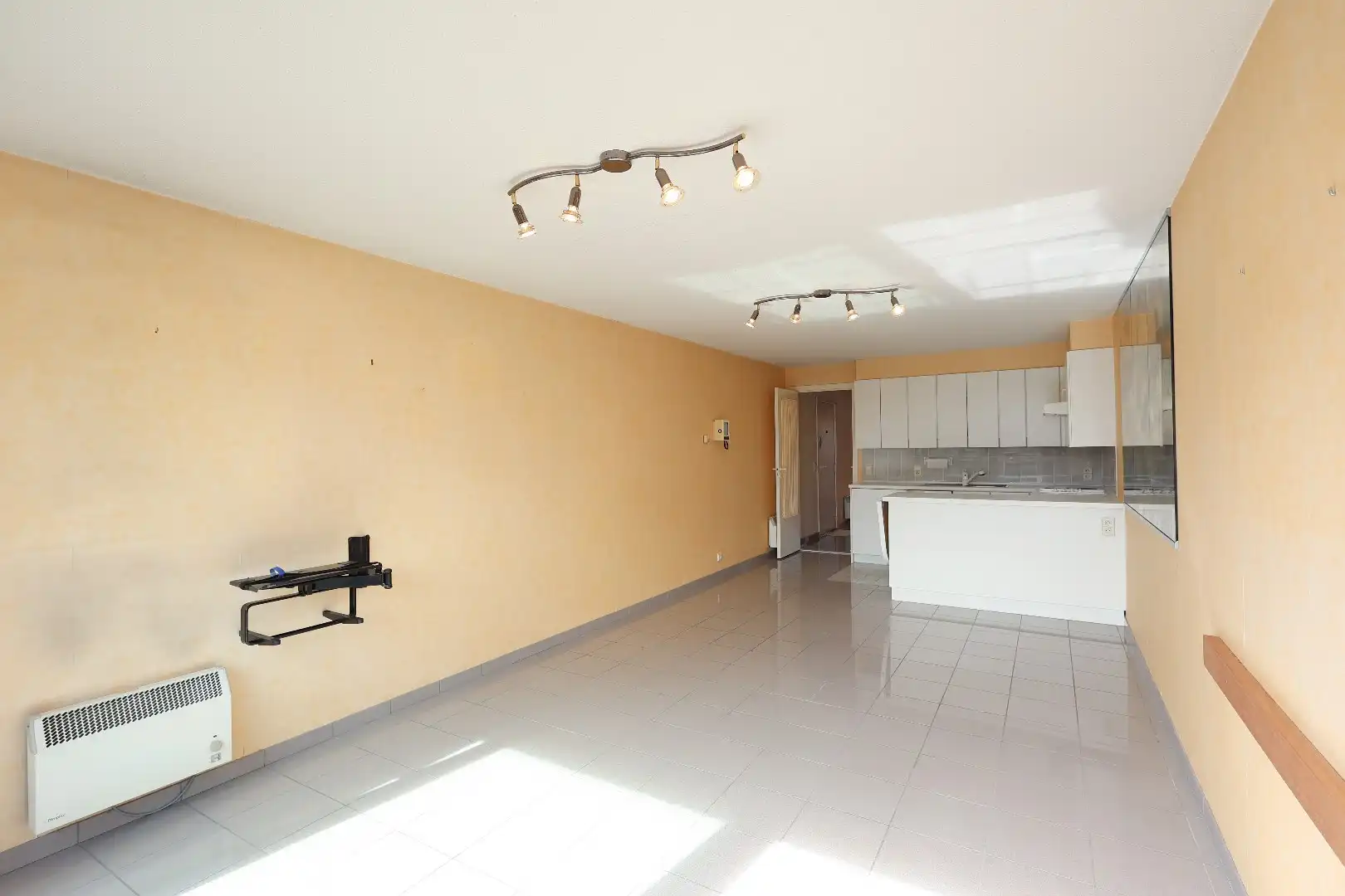 Ruim en zonnig appartement met 2 slaapkamers en een autostaanplaats in Res. Plaza II foto 6