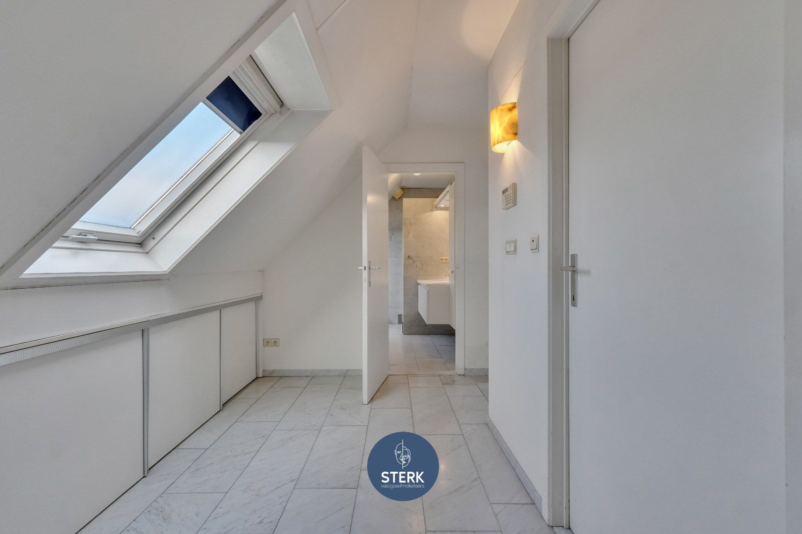 VERHUURD DUPLEX-APPARTEMENT OP EEN GUNSTIGE LOCATIE IN CENTRUM LANAKEN ! foto 11