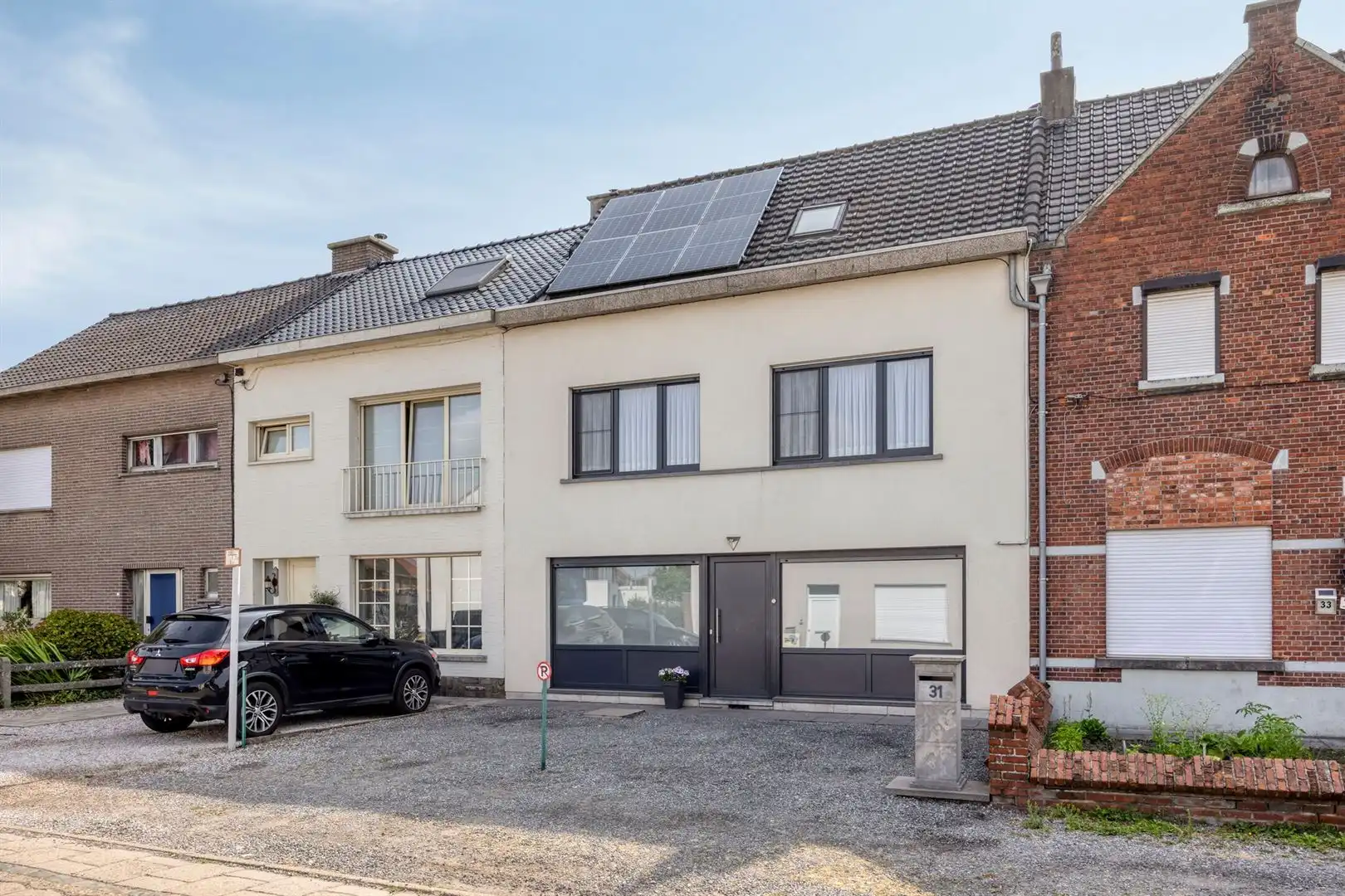 Instapklaar, uitstekend onderhouden, 2 leefruimtes (evt. praktijk/ bureau mogelijk), 3 slk, EPC B, zonnepanelen en garagebox foto 2