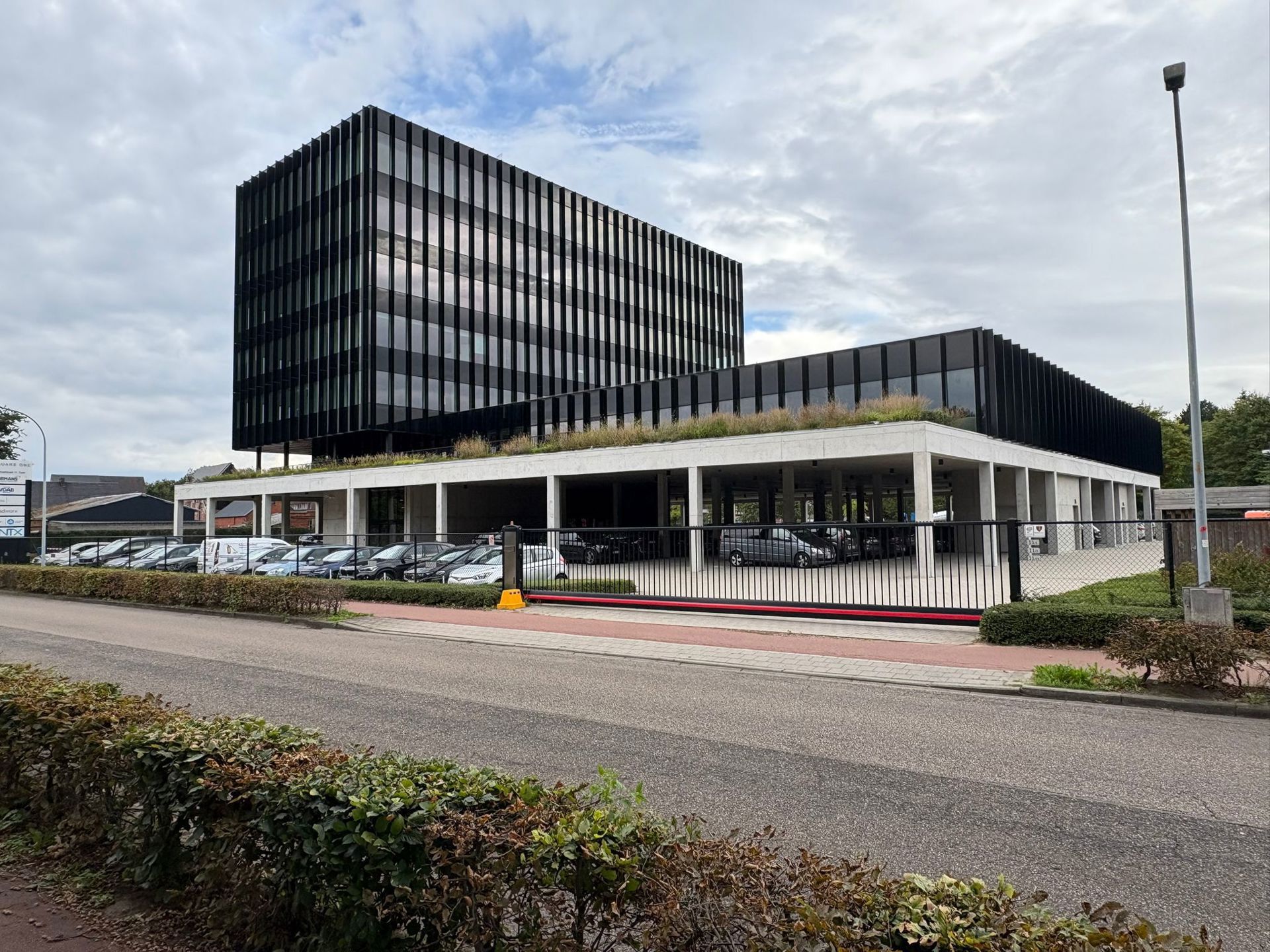 Kantoorgebouw "Square One" - kantoor 457m² te huur foto 2