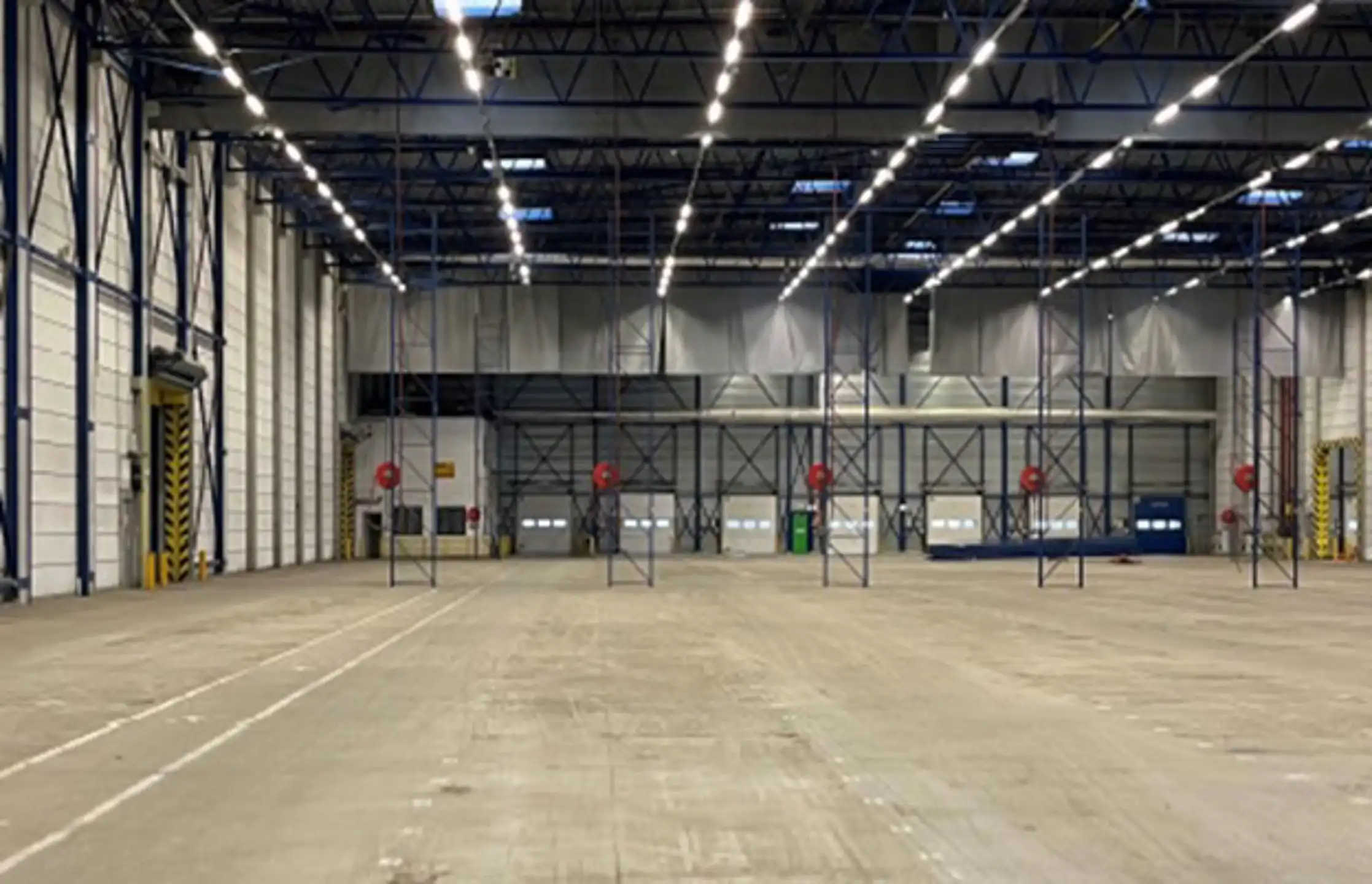 Magazijn 6.879m² met 8 laadkades en kantoor van 408m² met ruime parking te huur foto 2