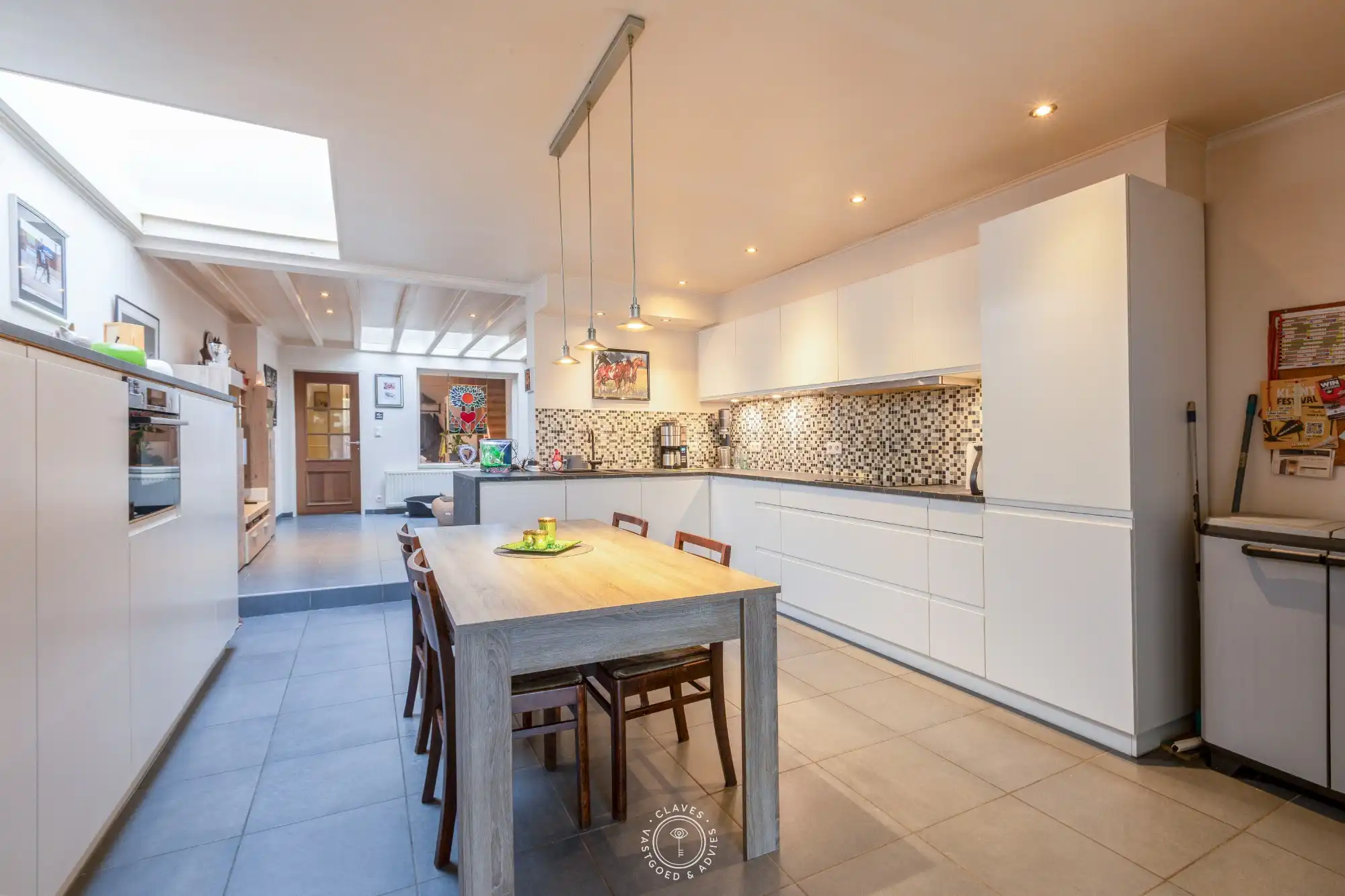 Drieslaapkamer woning met handelsfunctie aan het station van Beveren foto 4