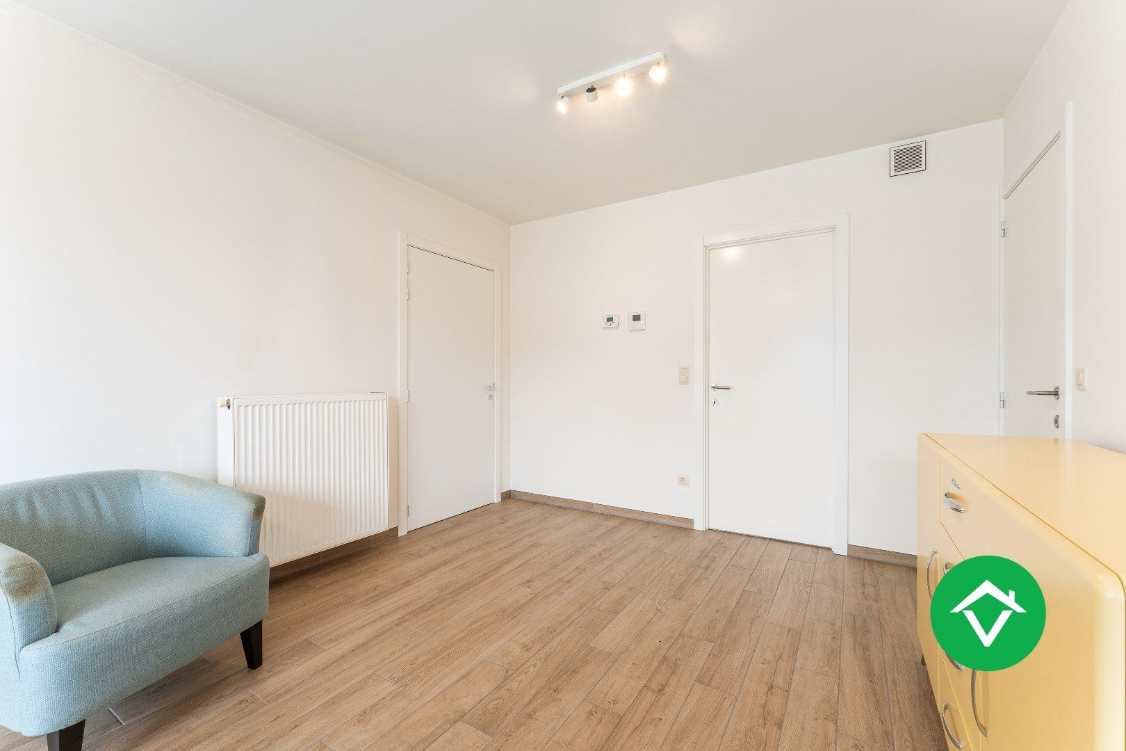 Recent, instapklaar appartement met één slaapkamer, ruim terras en autostaanplaats te Roeselare foto 6