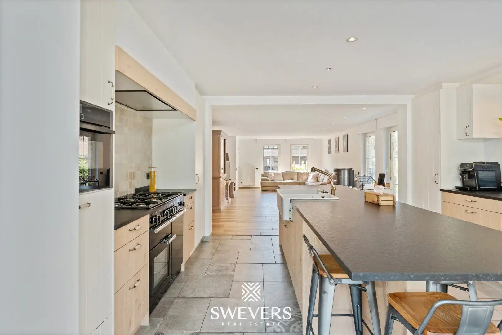 Ruime open bebouwing met nieuwe keuken en veranda foto 9