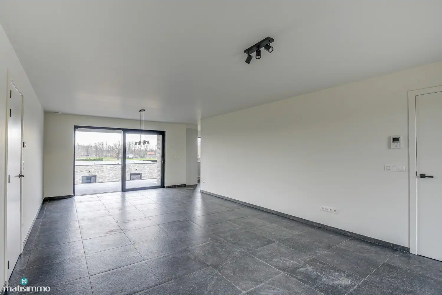 RUIM NIEUWBOUW APPARTEMENT MET 2 SLAAPKAMERS, OVERDEKT TERRAS, GARAGE, AUTOSTAANPLAATS EN KELDERBERGING TE BEVERST foto 7