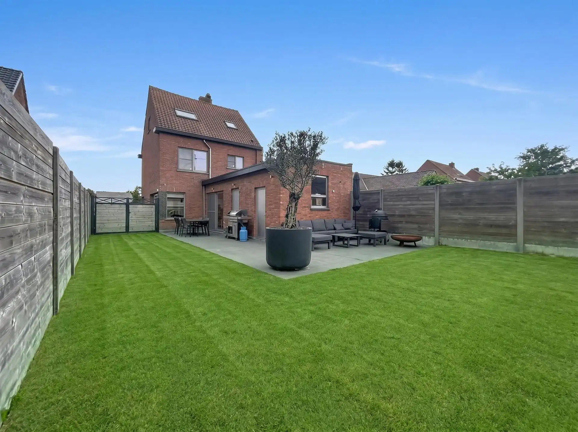 Hoofdfoto van de publicatie: Instapklare gezinswoning met 4 slaapamers op perceel van 348m²