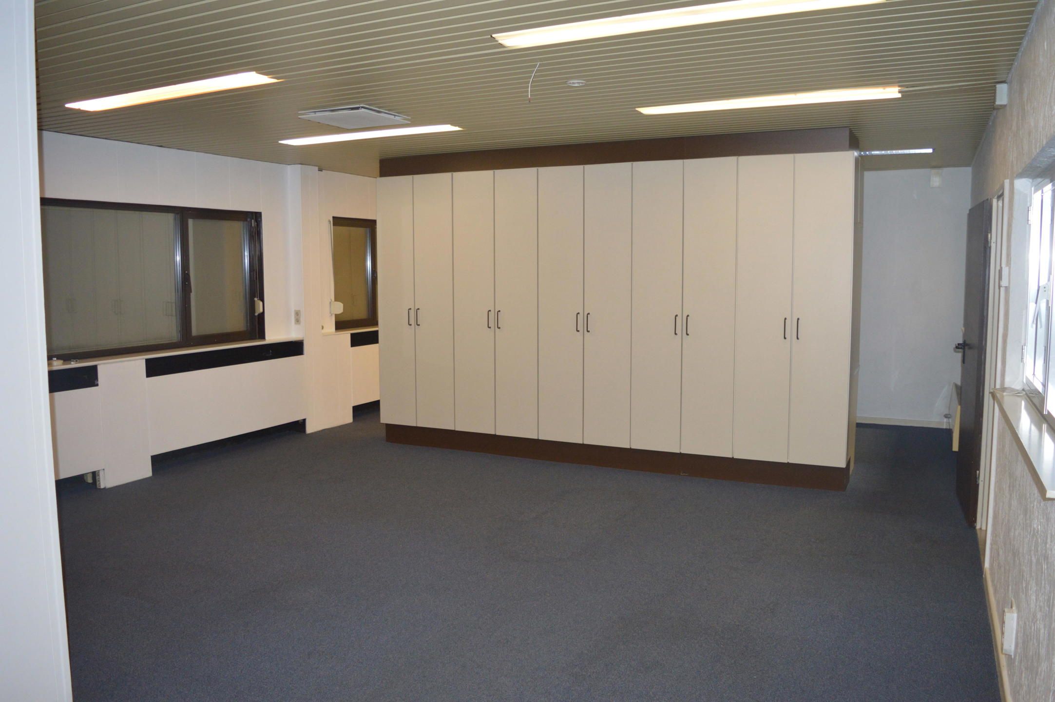 Aartselaar: Magazijn met kantoor te huur foto 6