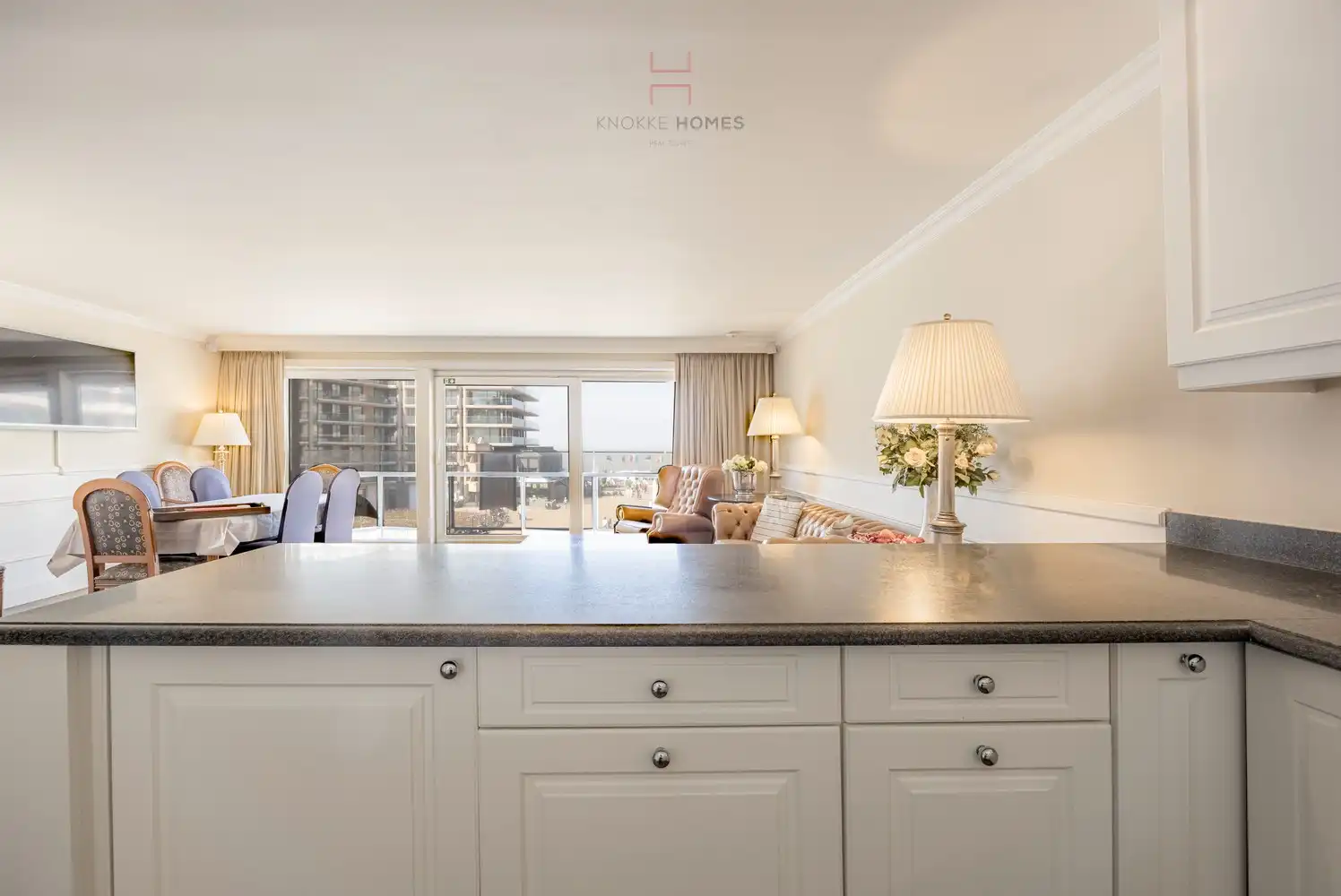 Gemeubeld appartement met frontaal zicht over het Van Bunnenplein en de zee. foto 9