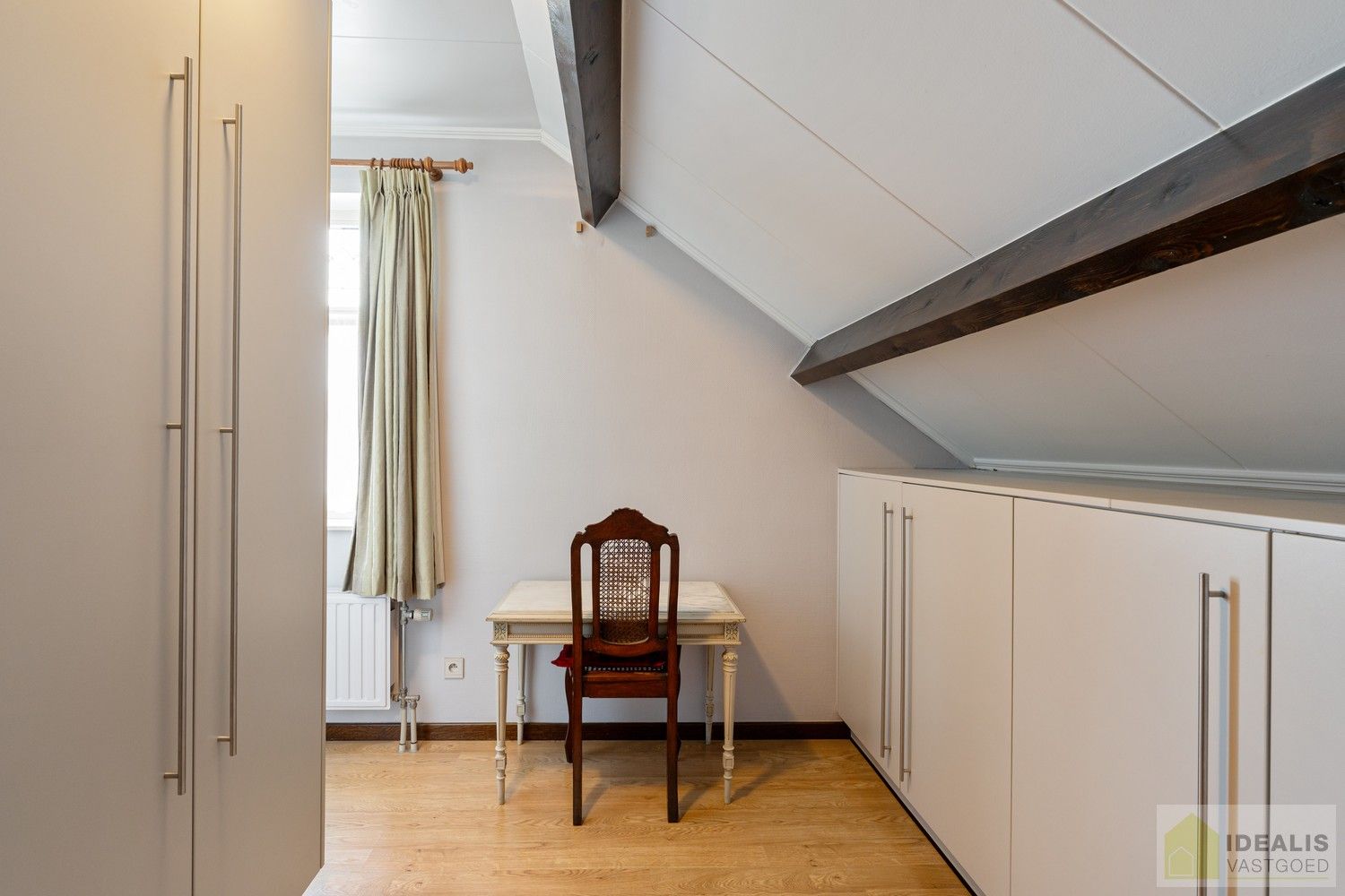 RUIME, INSTAPKLARE EN ENERGETISCH AANGEPASTE WONING VOORZIEN VAN 15 ZONNEPANELEN EN ZONNEBOILER. RIANTE WOONKAMER, KNAPPE KEUKEN, APART BUREEL, APARTE HOBBYRUIMTE, FIJNE WASPLAATS, 4 SLAAPKAMERS, 2 BADKAMERS EN INPANDIGE GARAGE! foto 40