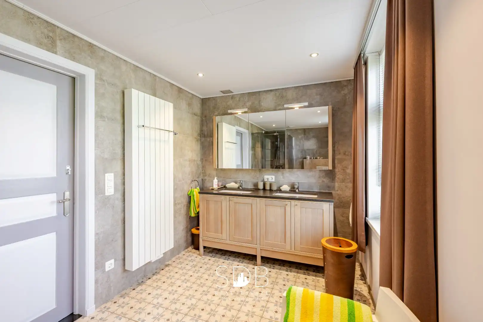Landelijke woning met authentiek gastenhuis, stalgebouw, graslanden en buitenpiste op 20.285m² foto 11