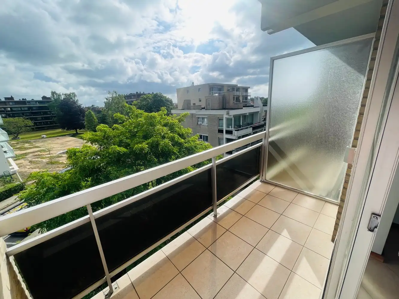 Brugge, vlak bij het Station en Katelijnepoort. Ontzettend lichtrijk zonnig instapklaar appartement in vooraanstaand gebouw met groot zonneterras, 2 slaapkamers en grote autostaanplaats. foto 8