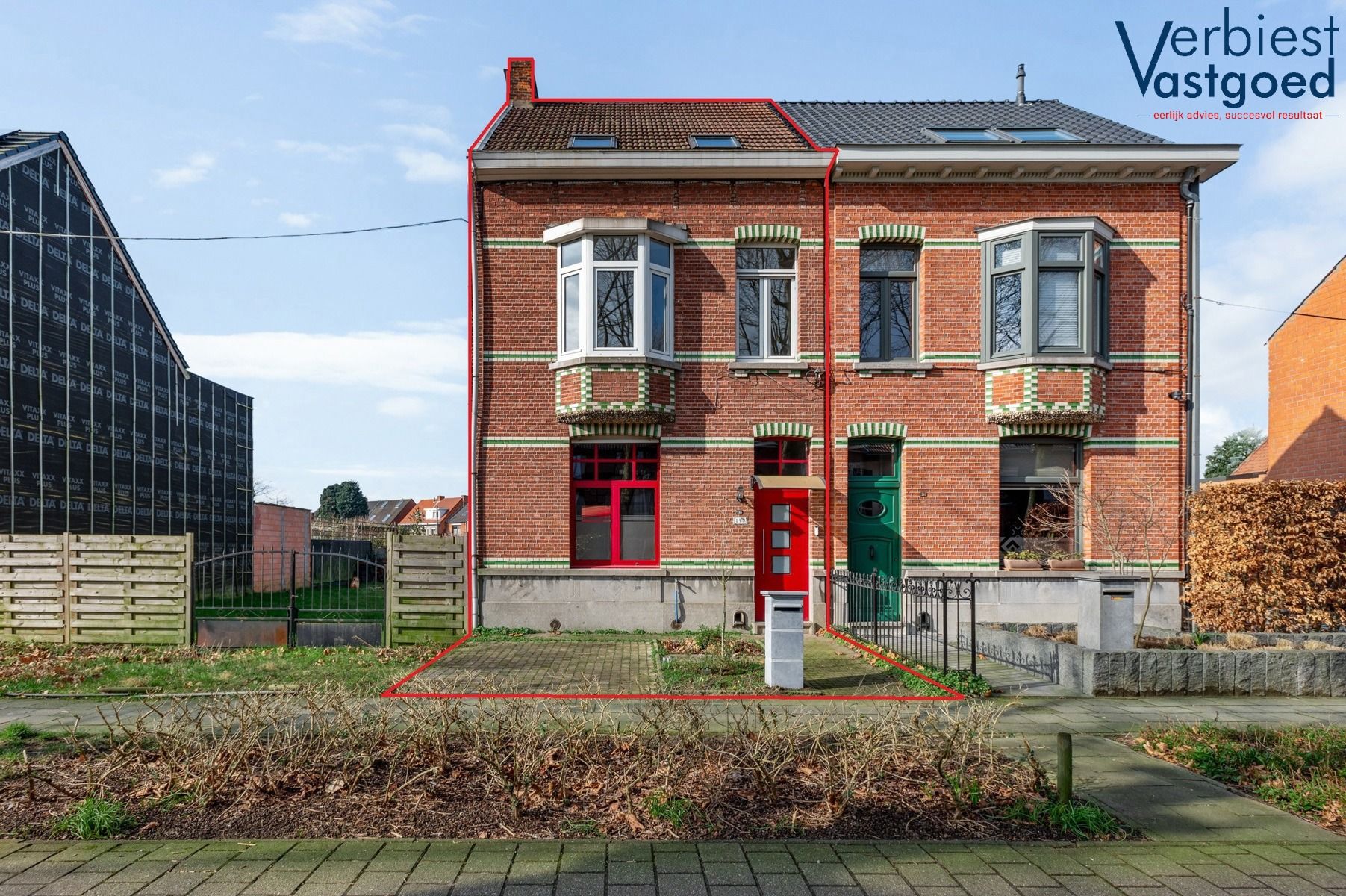 Charmante en Instapklare Woning met Unieke Tuin in Ekeren. foto {{pictureIndex}}