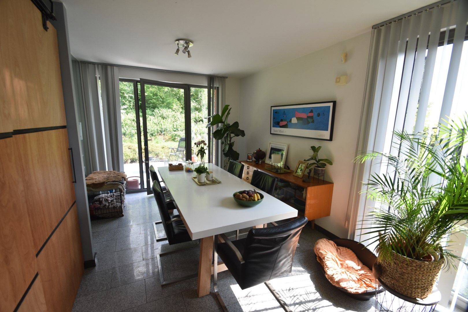 Moderne woning in rustige straat foto 6
