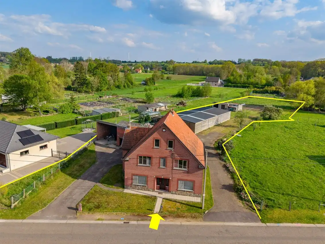 Hoofdfoto van de publicatie: Te renoveren woning met ruimte, rust en potentieel