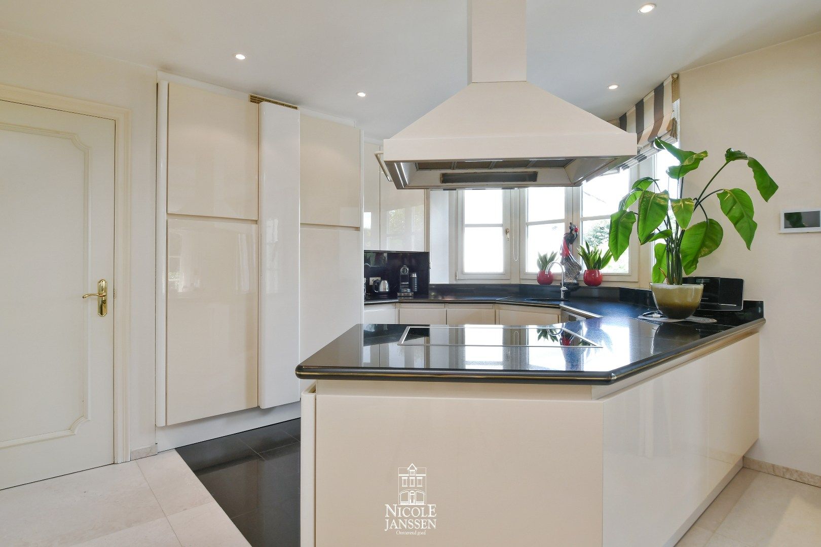 Exclusieve villa met zwembad, poolhouse en royale leefruimtes foto 8