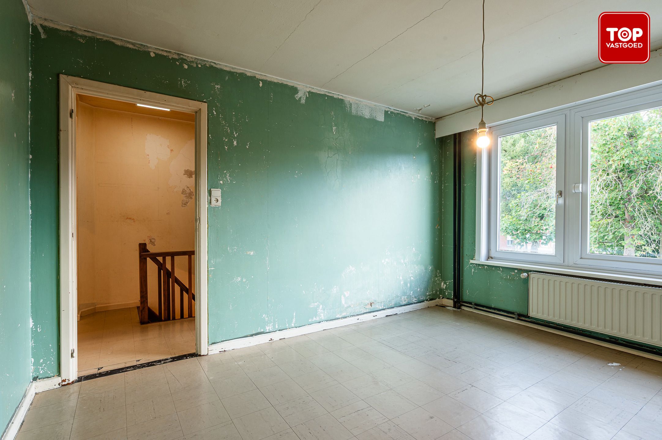 Te renoveren half open woning met tuin en garage. foto 20