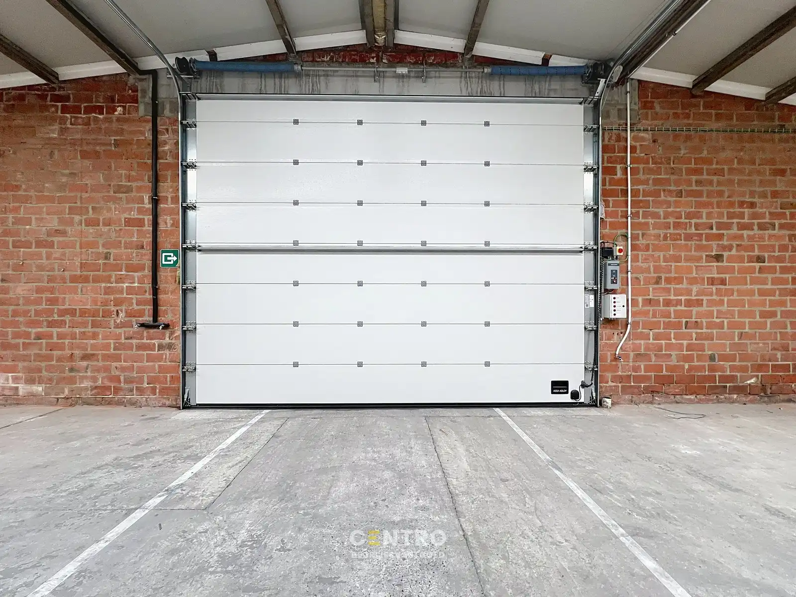 Magazijn van 2.400 m², extra parking en geïntegreerde kantoorruimte in nabijheid van vele baanwinkels vlak bij de RING van Poperinge ! foto 4