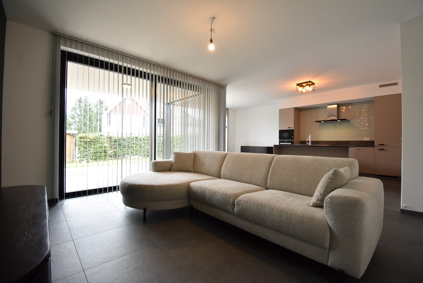 Aantrekkelijk recent gelijkvloers appartement, met 1 slaapkamer, ruim terras, privétuin en standplaats in centrum van Beverst.  foto 3