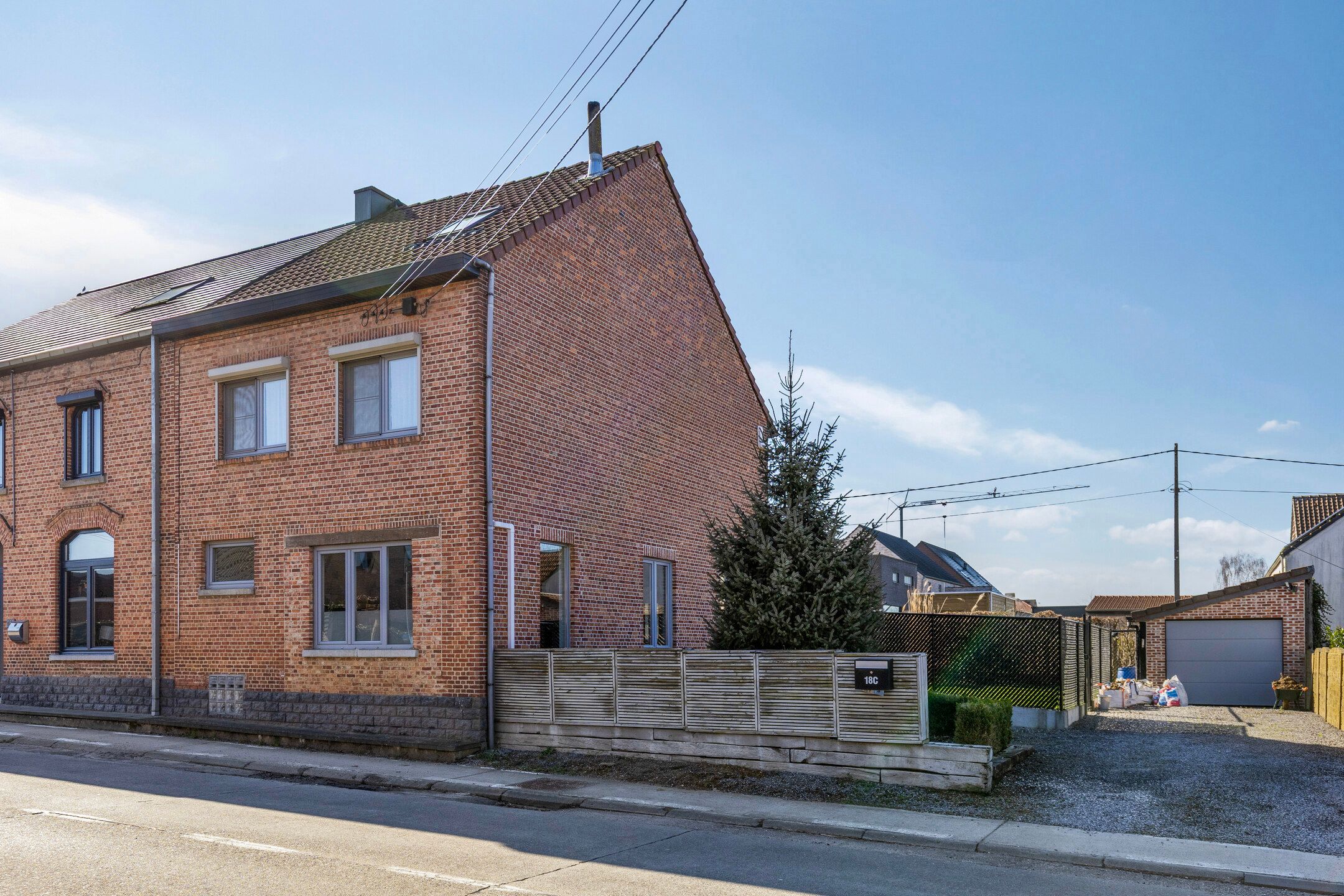 Gerenoveerde, instapklare woning op een gunstige locatie  foto {{pictureIndex}}