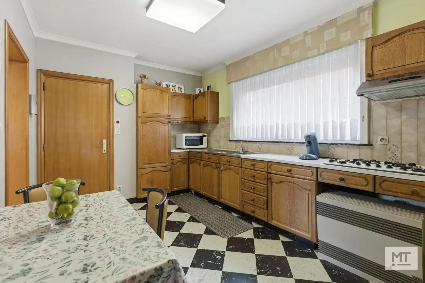 Kloeke halfopen woning met 3 slaapkamers, stadstuin en garage in centrum Meulebeke foto 8