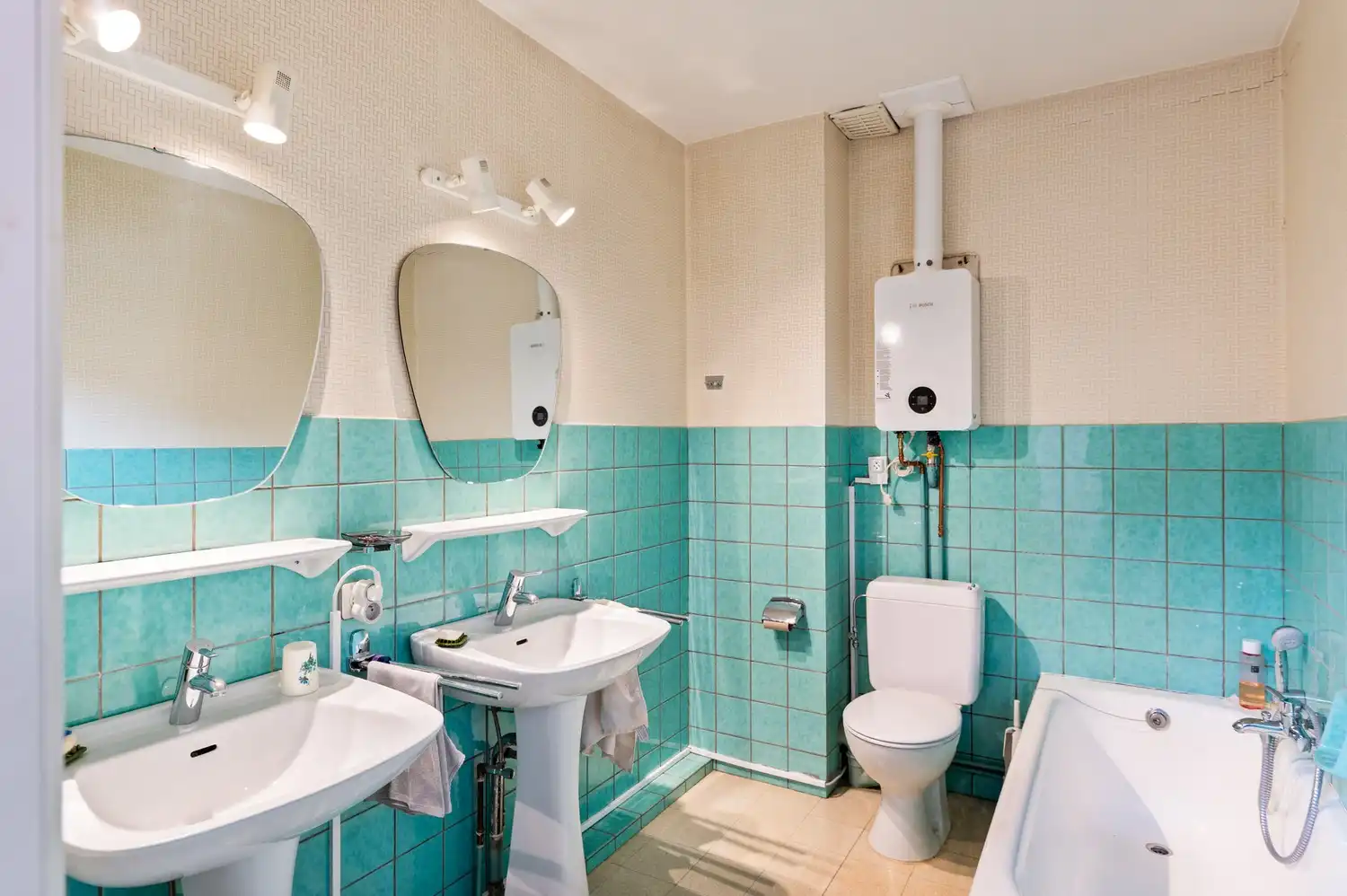 Charmante bel-etage met 4 slaapkamers, tuin en garage met oprit in Deurne! foto 14