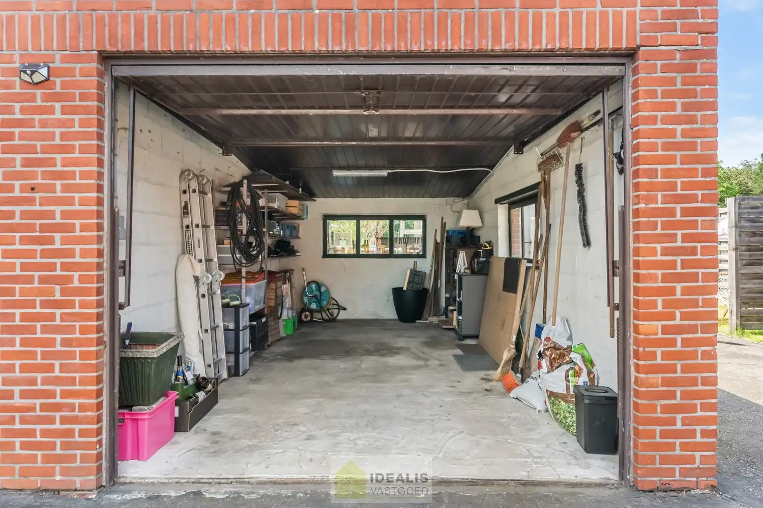IDEALIS VASTGOED – EENGEZINSWONING MET EEN KNAPPE LEEFRUIMTE MET OPEN HAARD EN AANSLUITEND OPEN MODERNE KEUKEN, EEN HEERLIJKE VERANDA, MOGELIJKHEID TOT 4 SLAAPKAMERS, 2 BADKAMERS, 2 GARAGES EN EEN RUIM WERKHUIS MOMENTEEL INGERICHT ALS LOUNGERUIMTE, VOLLEDIG AANGELEGD MET EEN KNAPPE TUIN OP EEN PERCEEL VAN 8A 65CA! Deze ruime gezinswoning omvat +- 204m² netto bewoonbare oppervlakte met een aangename woonkamer bestaande uit zit-en eetgedeelte, een open moderne keuken, veranda, mogelijkheid tot 4 slaapkamers en 2 badkamers. Momenteel is de woning ingericht als 2 aparte woongelegenheden. Tevens beschikt de woning over een apart garagegebouw bestaande uit 2 garages met achterliggend een werkhuis momenteel ingericht als loungeruimte. Een unieke kans voor kandidaten op zoek naar een ééngezinswoning voorzien van alle faciliteiten op een fijne locatie tussen de centra van Oudsbergen, Bocholt, Bree en Peer! De huidige eigenaar heeft reeds een nieuw dak aangekocht. Dit wordt geplaatst voor de... foto 30