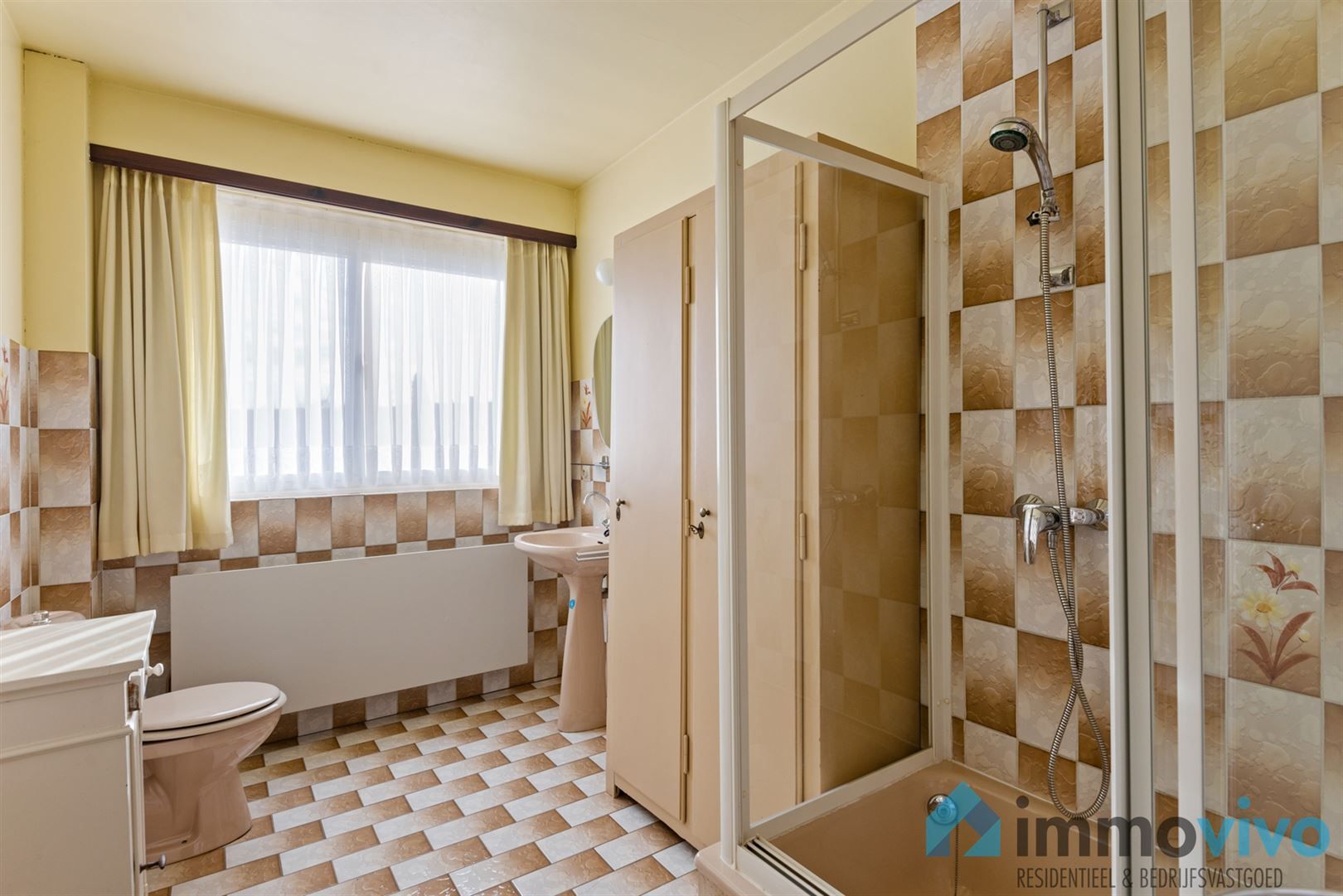 Ruime half-open bebouwing met 6 slpk's, tuin en 2 garageboxen foto 18