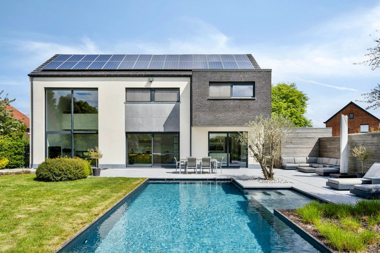 Mooie stijlvolle woning met tuin en achterliggend weiland foto {{pictureIndex}}