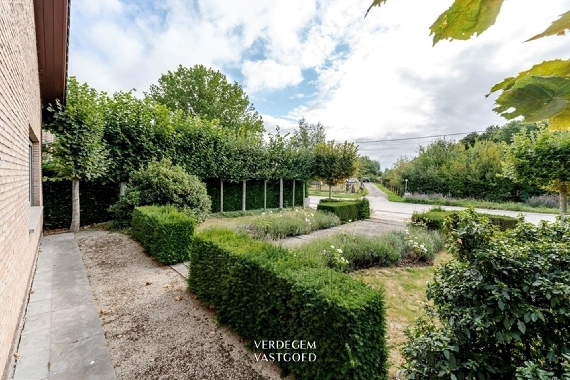 Bungalow met 4 slaapkamers en 2 garages op perceel van 1.029m² foto 15