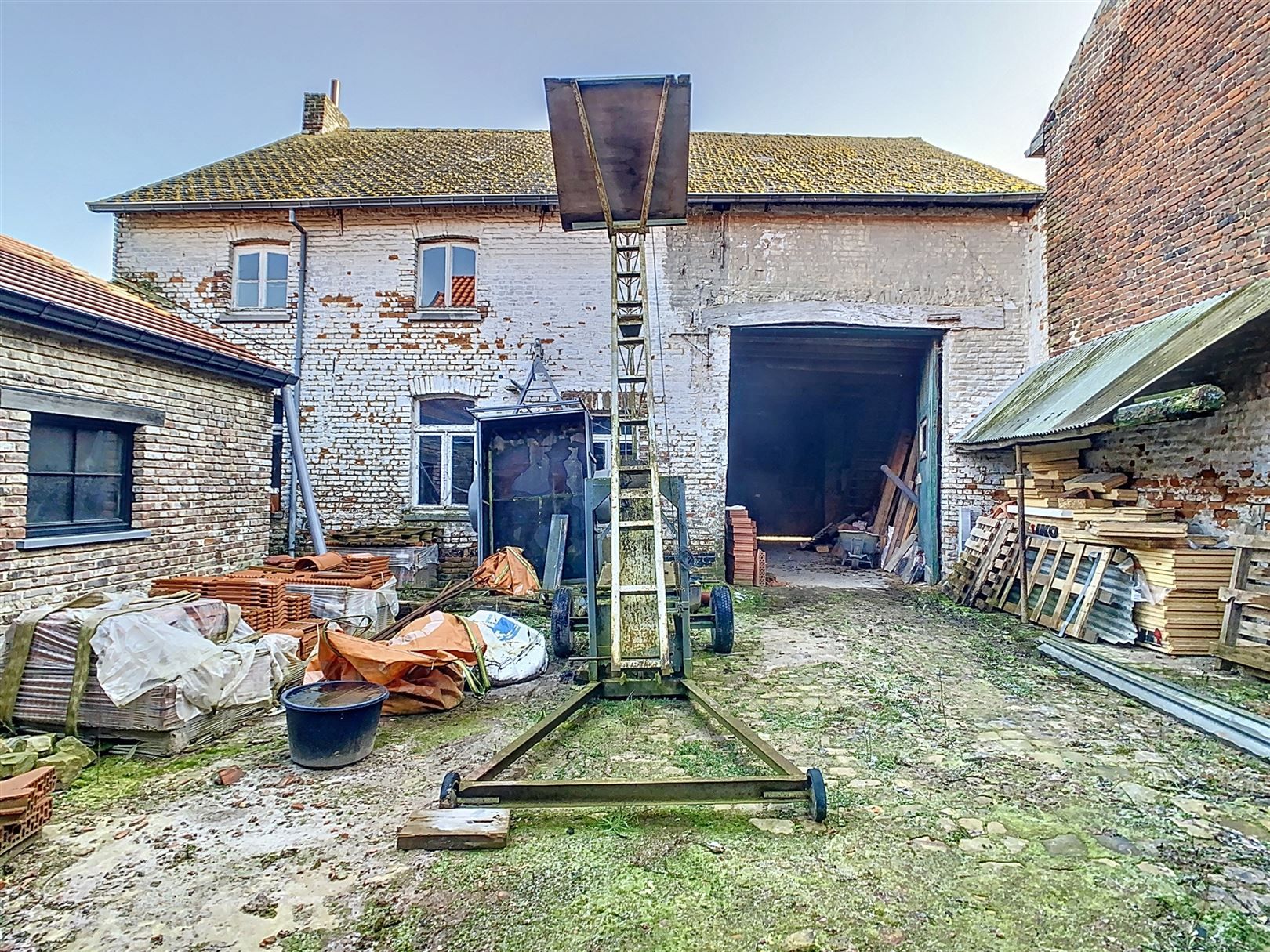 Af te werken woning met binnenkoer en tuin, 18a 60ca foto 6