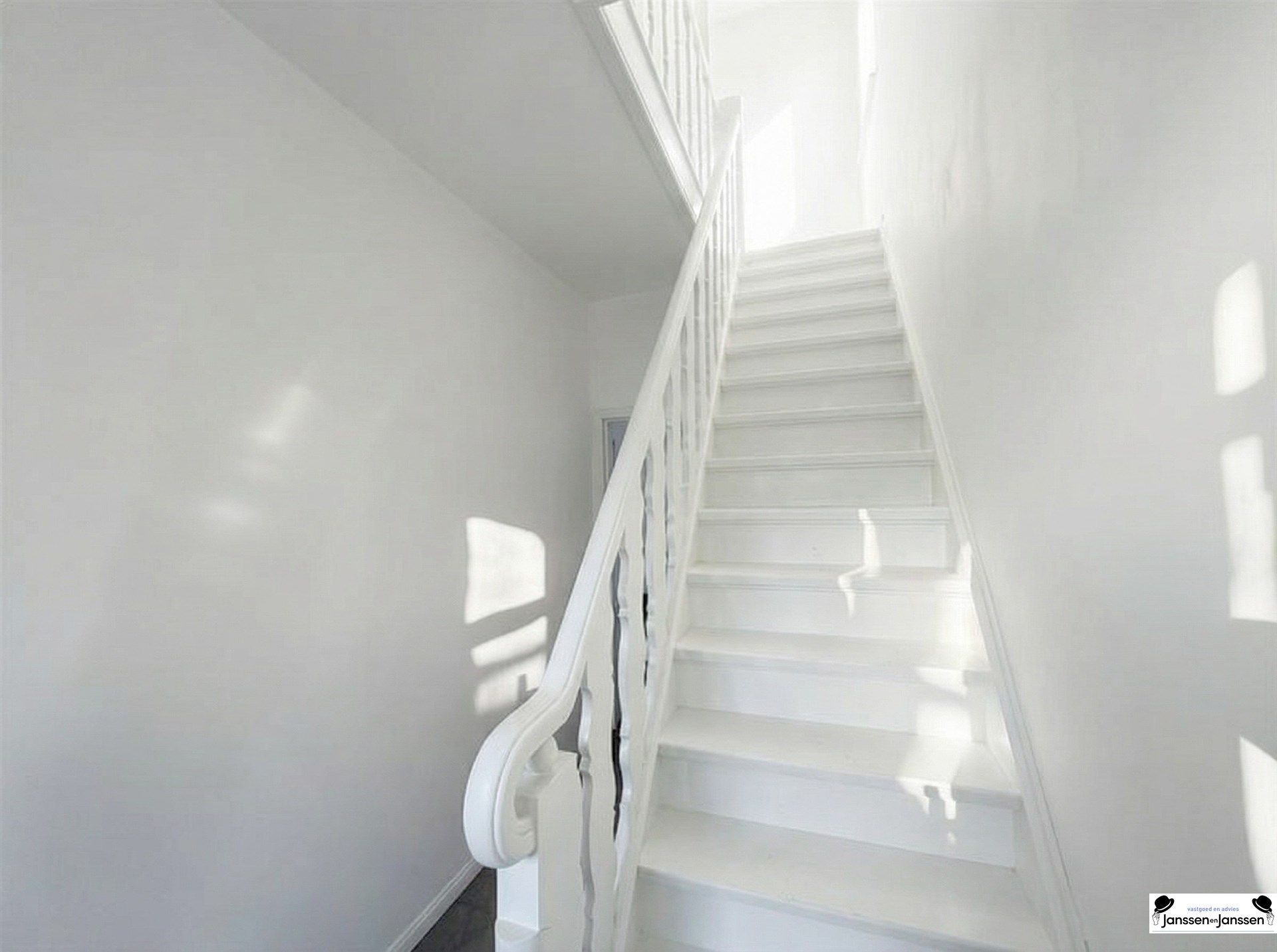 Instapklare woning met 4 slaapkamers, 2 badkamers, rustig gelegen foto 2