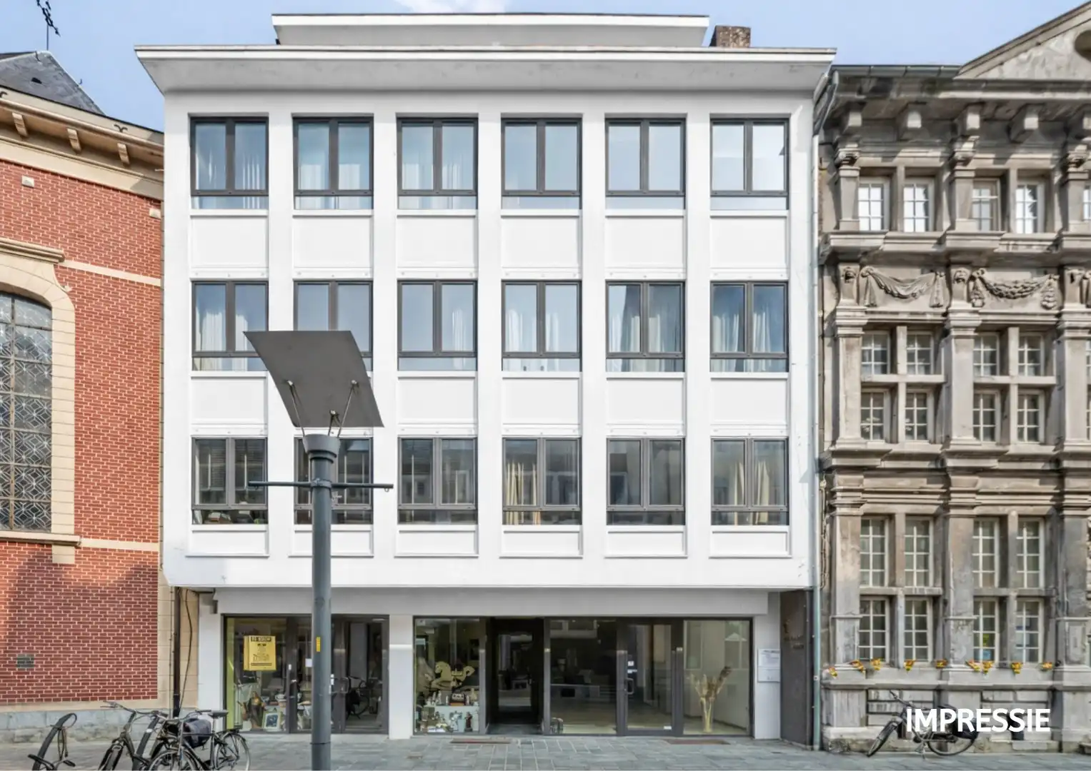 Ruim appartement gelegen op de 1ste verdieping in het centrum van Maaseik! foto 2