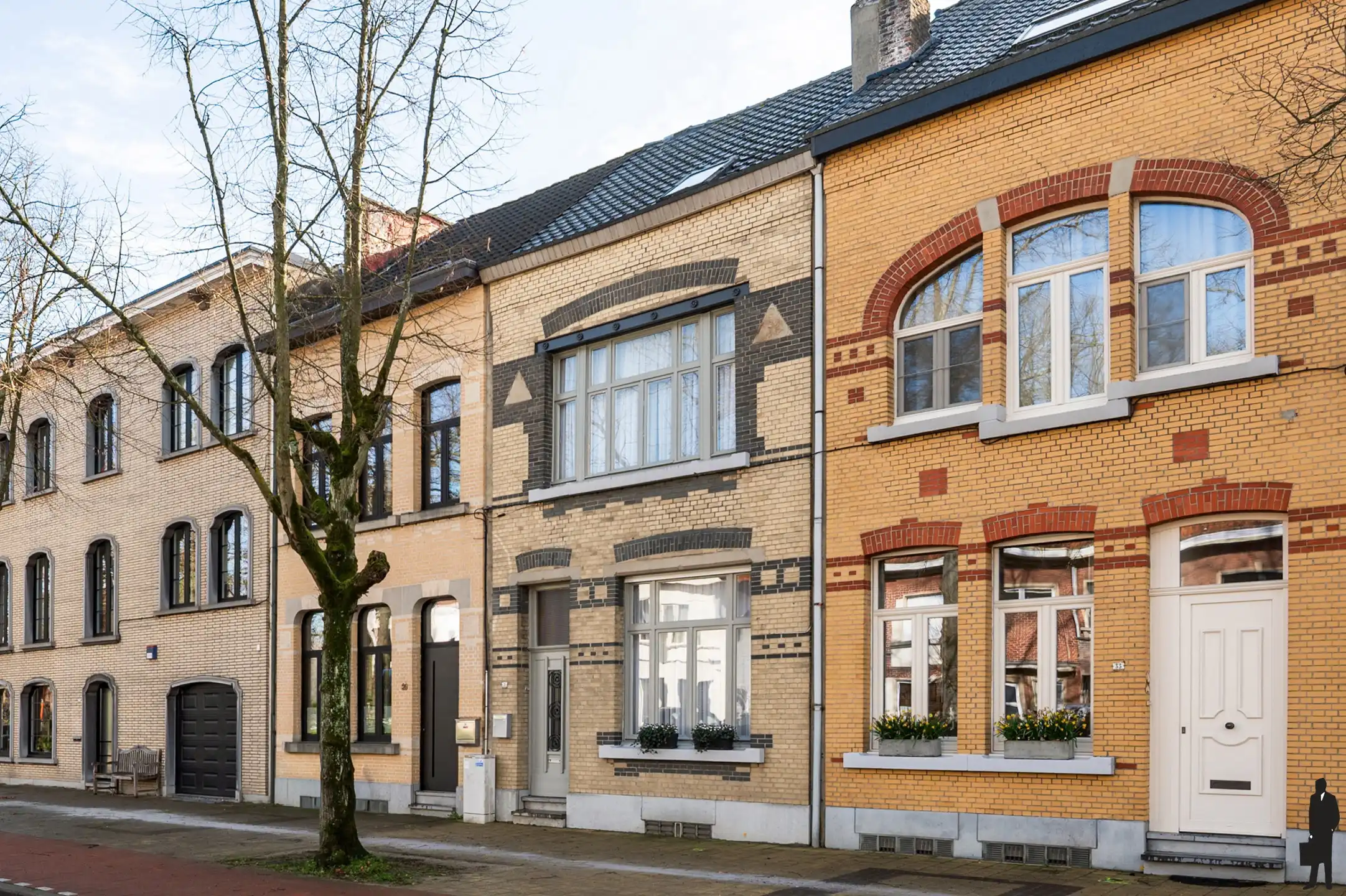 Hoofdfoto van de publicatie: Te renoveren burgerwoning met 3-4 spk en zuidwest tuin 