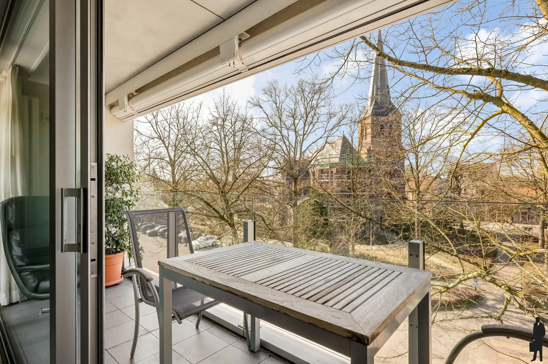 Hoofdfoto van de publicatie: Dit lichtrijke en instapklare appartement combineert comfort, ruimte en een warme uitstraling op een uitstekende ligging.