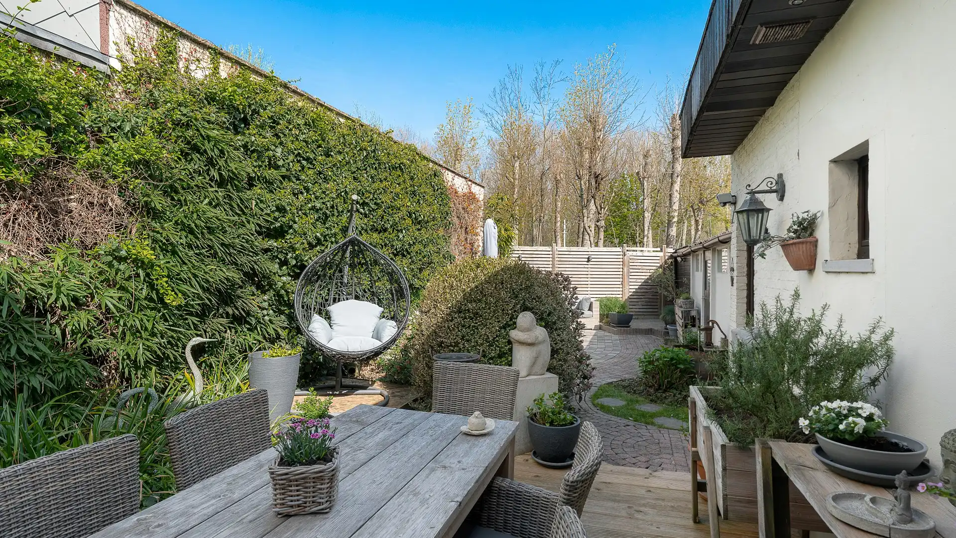 Hoofdfoto van de publicatie: Ruim wonen met tuin en uitweg nabij het strand