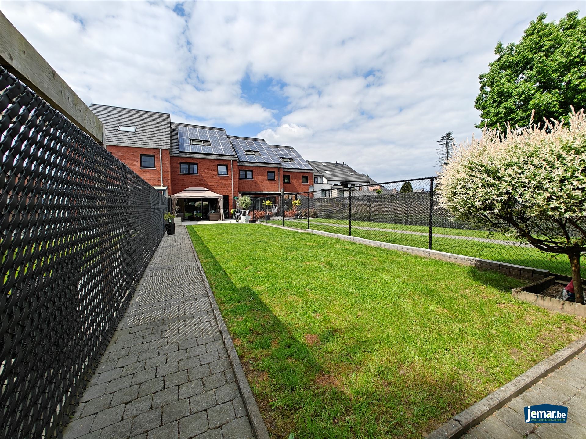 Woning met 5 slaapkamers, 2 badkamers en een grote garage foto 25