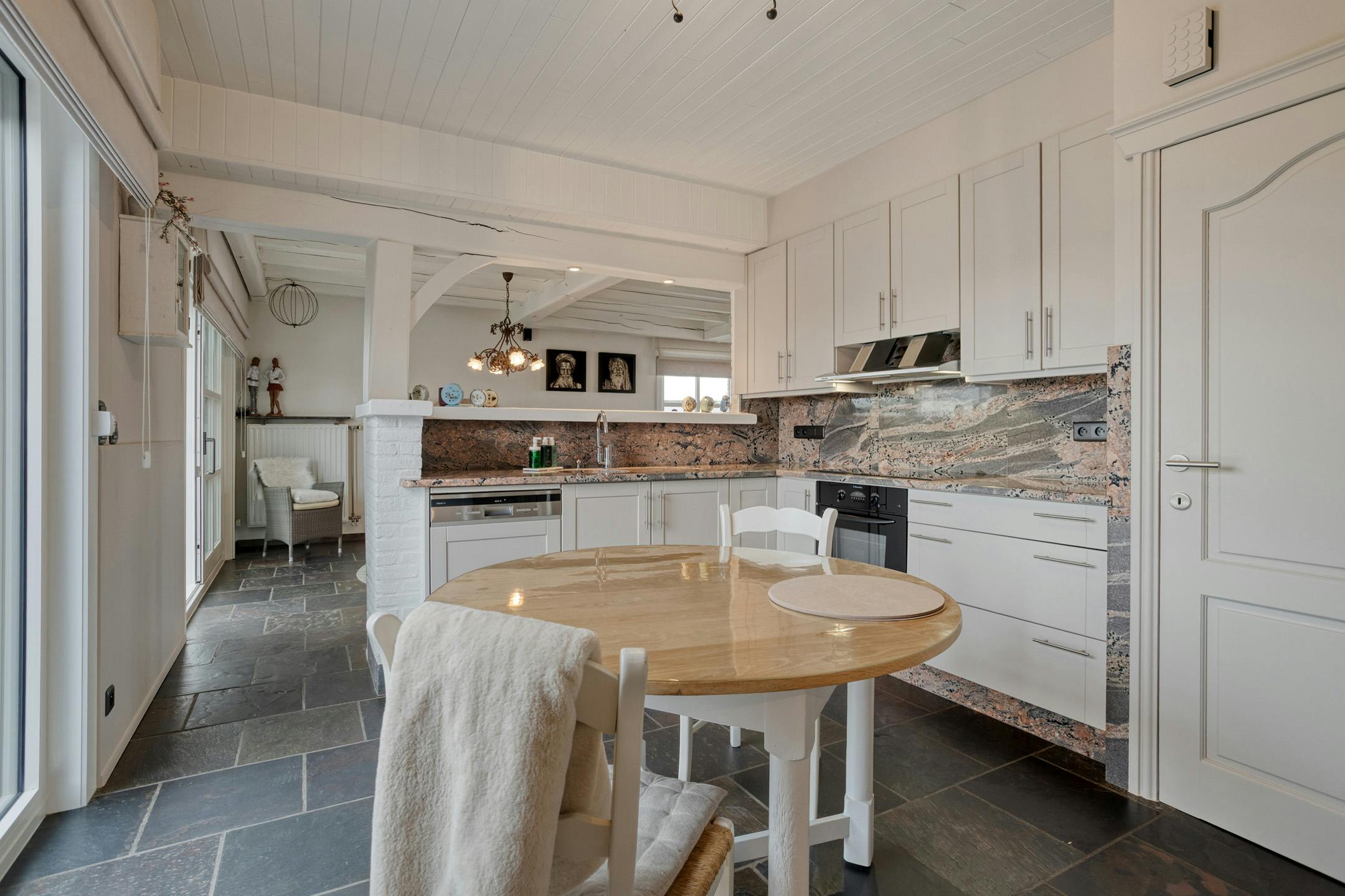 Landelijke woning met 4 slaapkamers op 2.772m² te Beauvoorde. foto 5